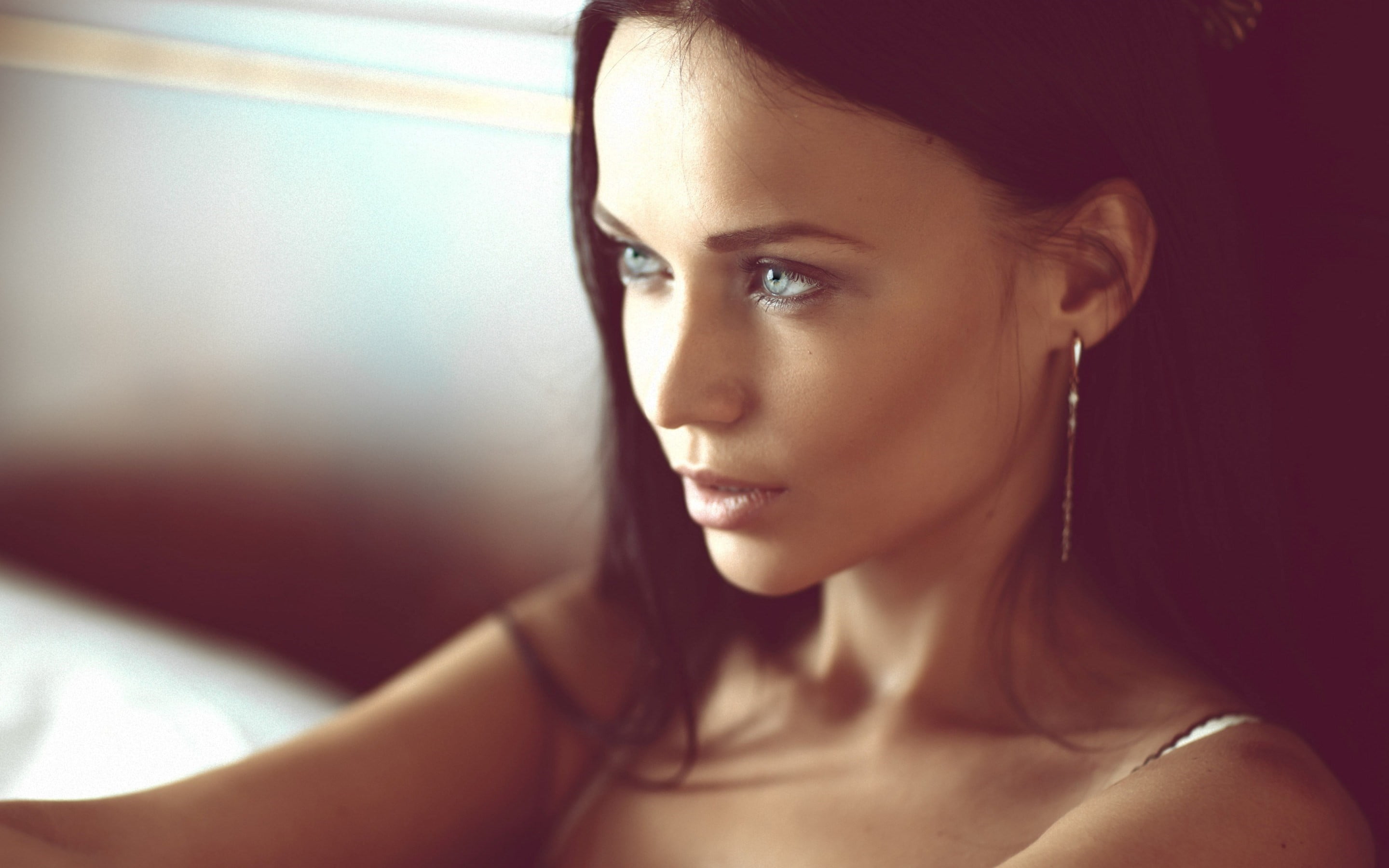 2K, blue eyes, looking, portrait, bare shoulders, looking away, close-up, one person, depth of field, beauty, young adult, hairstyle, brunette, headshot, HD Wallpaper