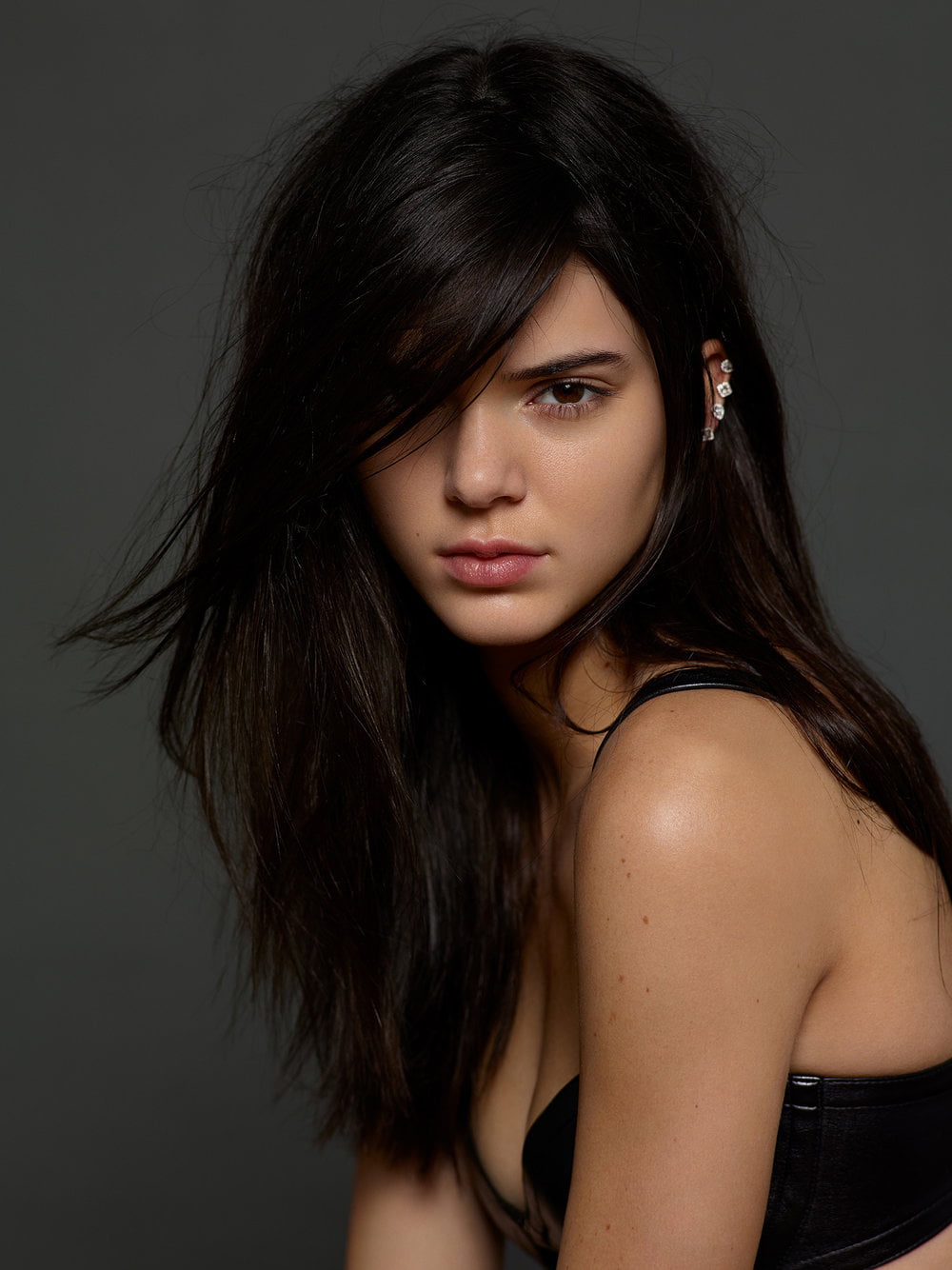 looking at viewer, Kendall Jenner, 720P, women, model, simple background, brunette, Phone HD Wallpaper
