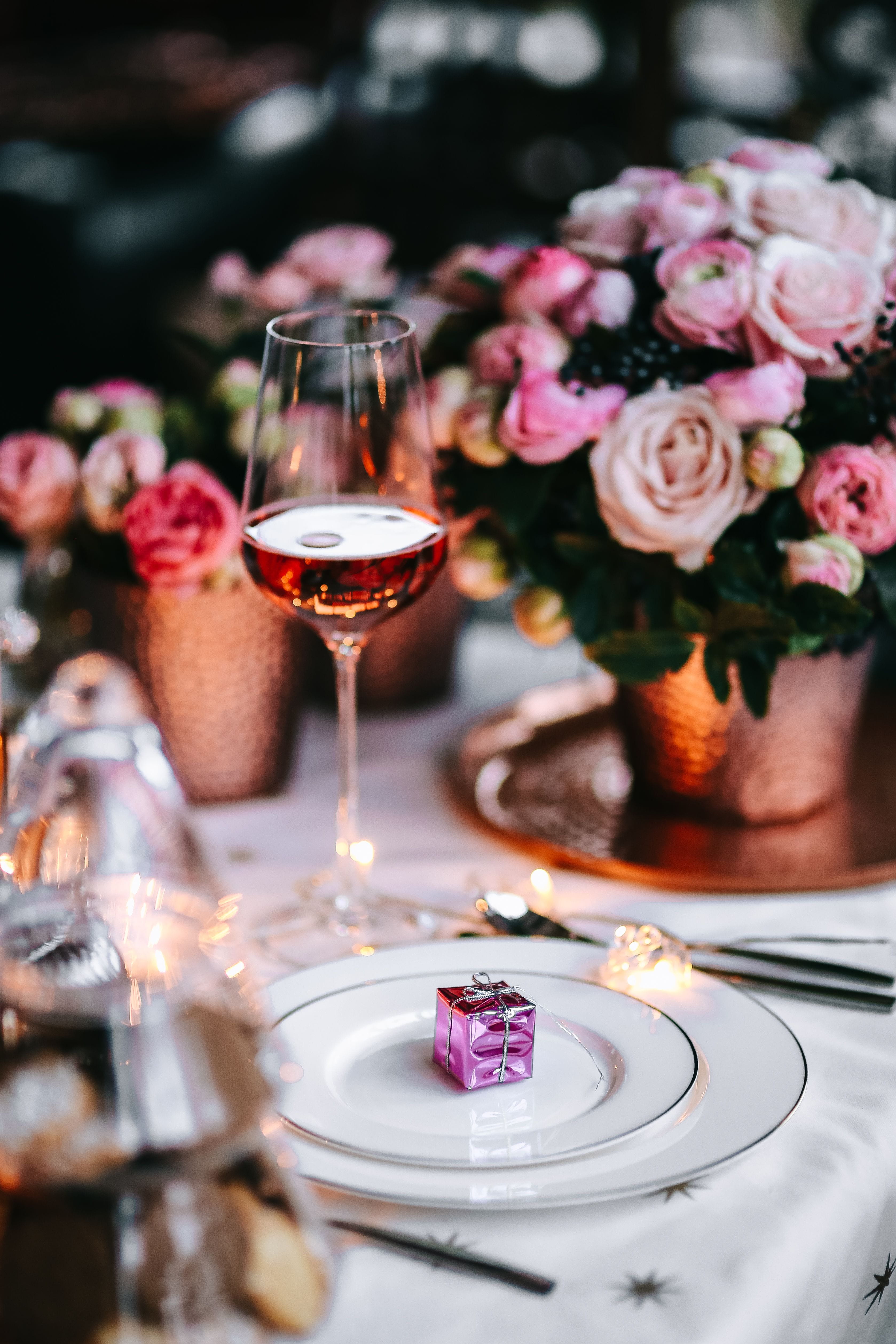 glamour, alcohol, xmas, food and drink, party - Social Event, refreshment, 4K, celebration, decorations, Christmas, tablecloth, wedding, rose, holiday, Phone HD Wallpaper