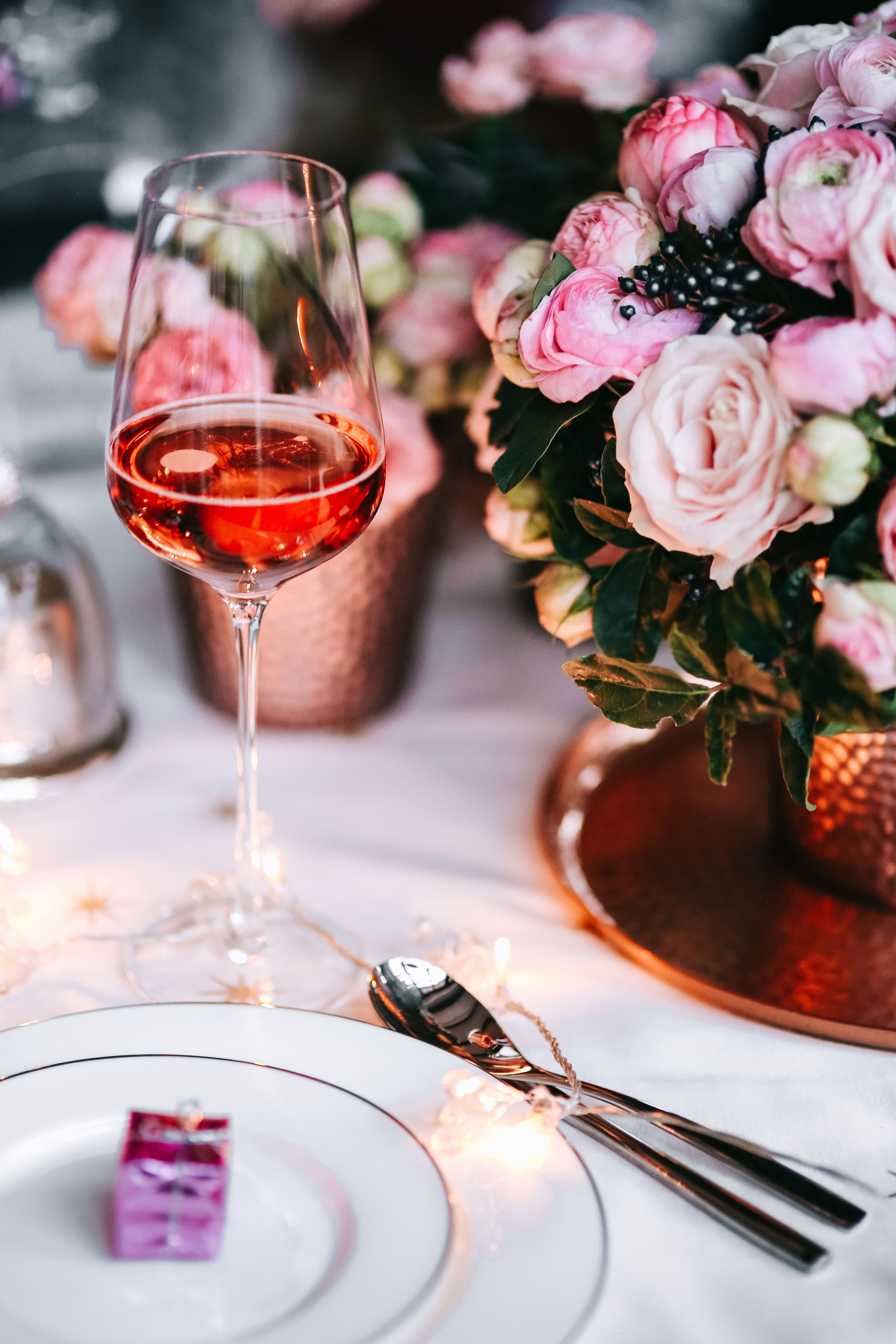 romance, wedding, dining, arrangement, Christmas, table set, bouquet, pink, no People, wine, rose - Flower, celebration, refreshment, table, drink, event, Phone HD Wallpaper