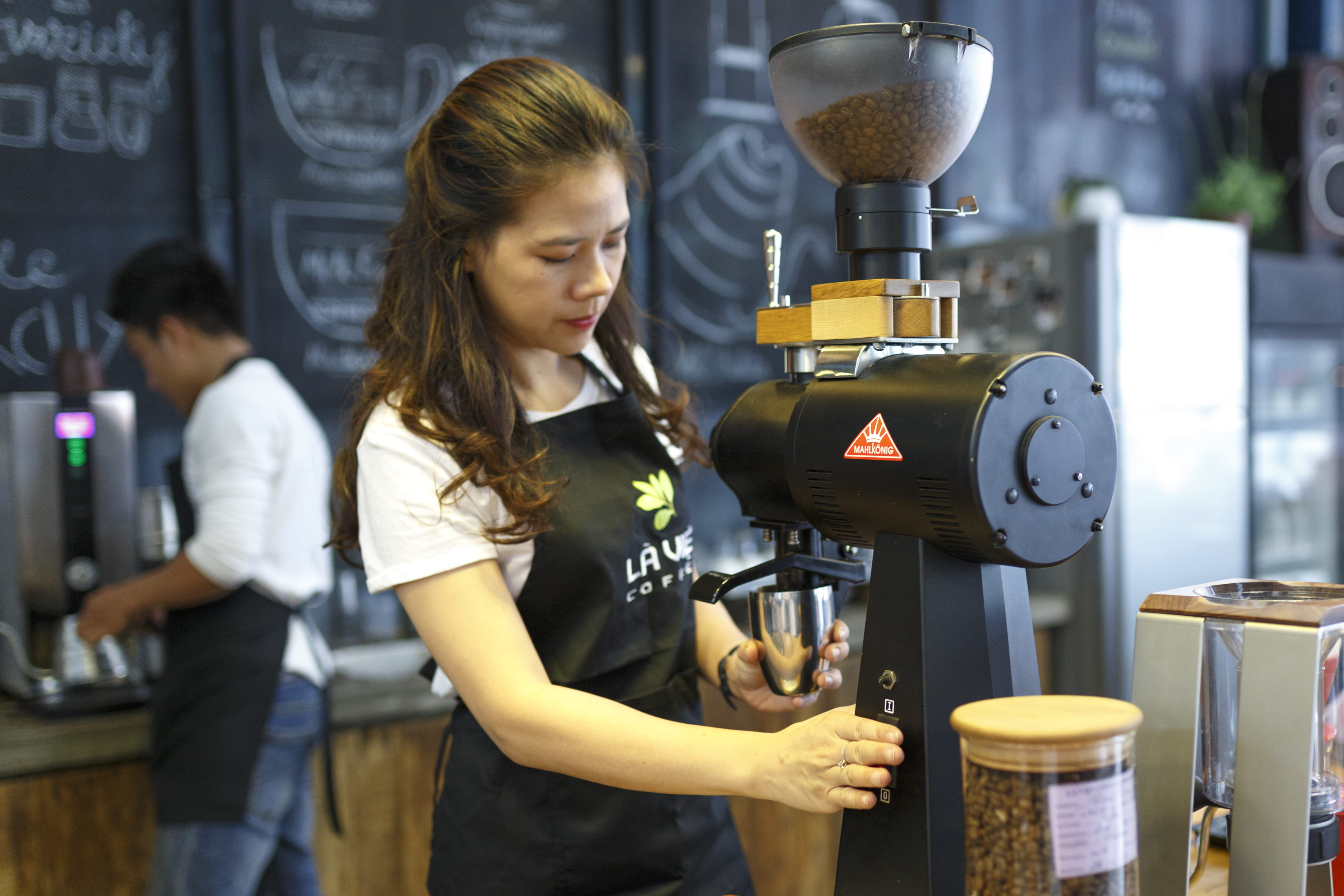 grinding, food and drink, young adult, cafe, equipment, real people, hands, delicious, wear, holding, caffeine, business, three quarter length, coffee maker, HD Wallpaper