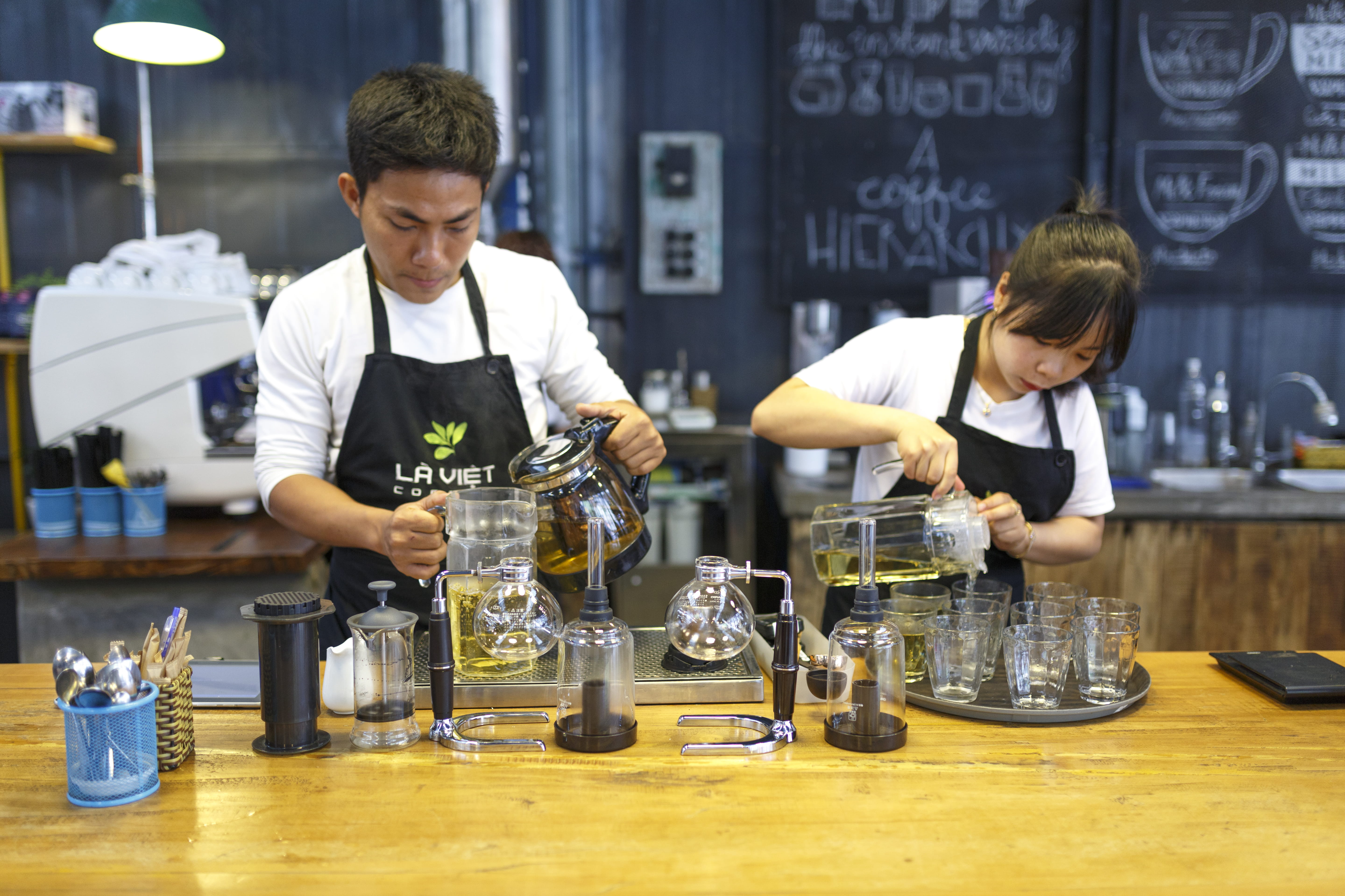 coffee maker, 5K, learning, togetherness, waitress, brewery, coffee shop, employee, industry, holding, real people, food and drink, table, two people, HD Wallpaper