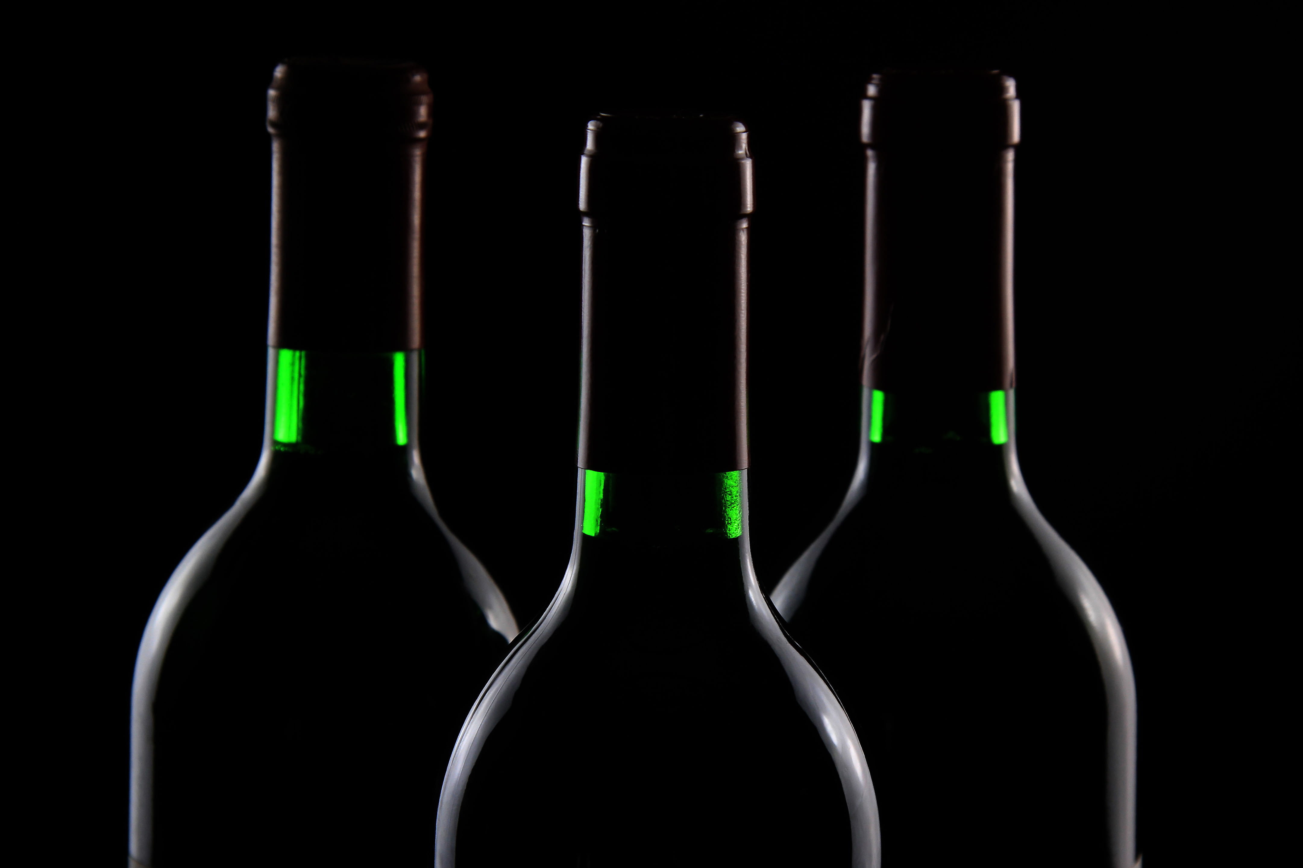 glass - material, alcohol, refreshment, 4K, transparent, food and drink, wine, food/Drink, studio shot, household equipment, red, black background, wine bottles, HD Wallpaper