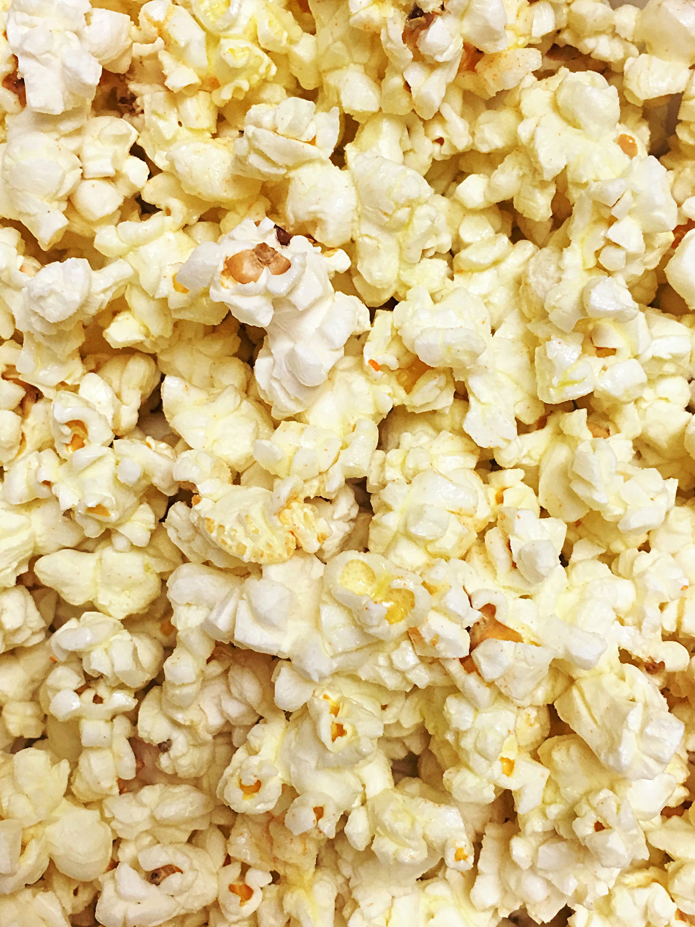 treat, wellbeing, 2K, theater, food and drink, backgrounds, indoors, still life, popcorn, corn, full frame, date night, leisure, entertainment, no people, Phone HD Wallpaper