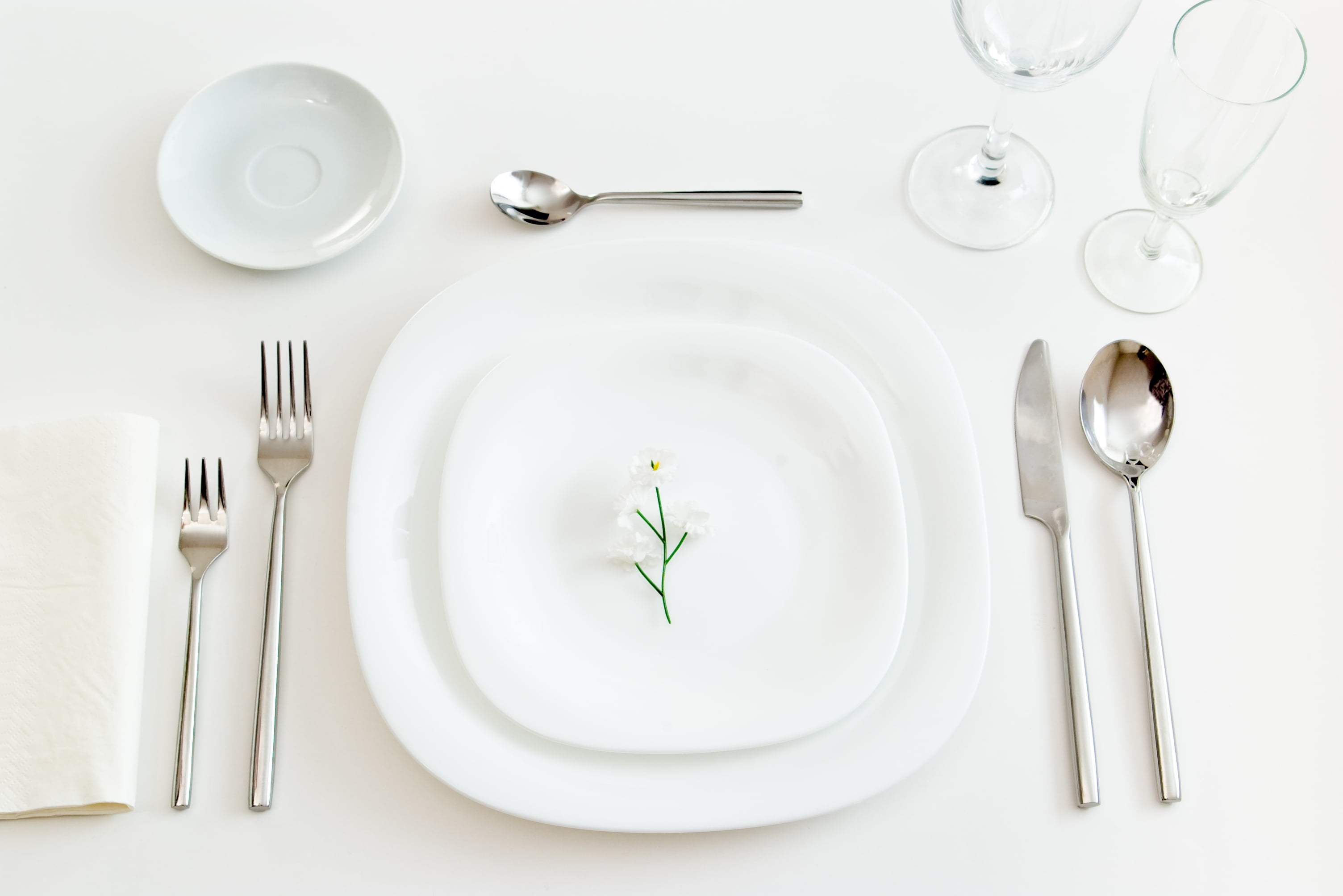 table Knife, kitchen Utensil, silver - Metal, white, empty plate, ceramic, spoon, food and drink, napkin, directly above, setting, arrangement, shiny, dining, HD Wallpaper