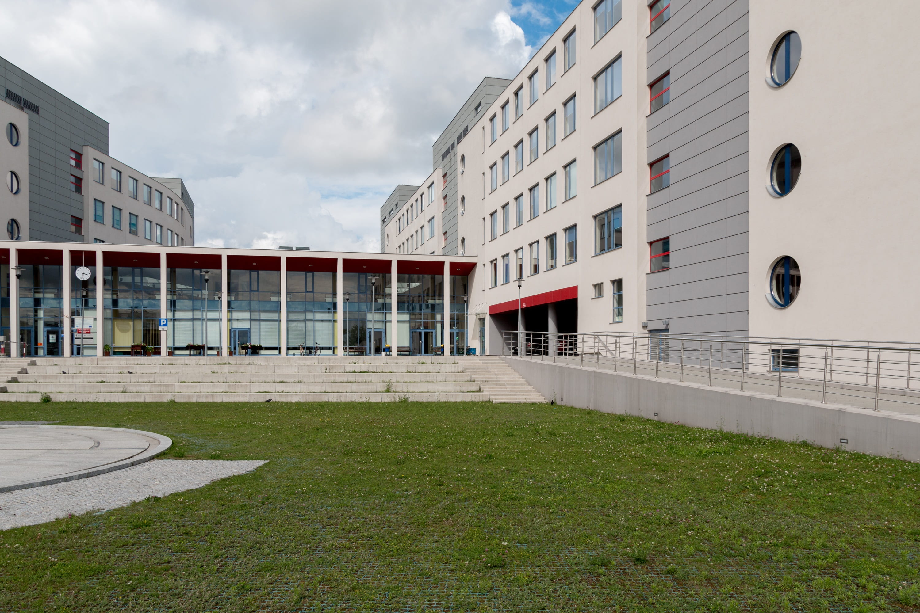 wall - building feature, university, grass, built structure, modern, no people, outdoors, day, school building, building exterior, office building exterior, HD Wallpaper