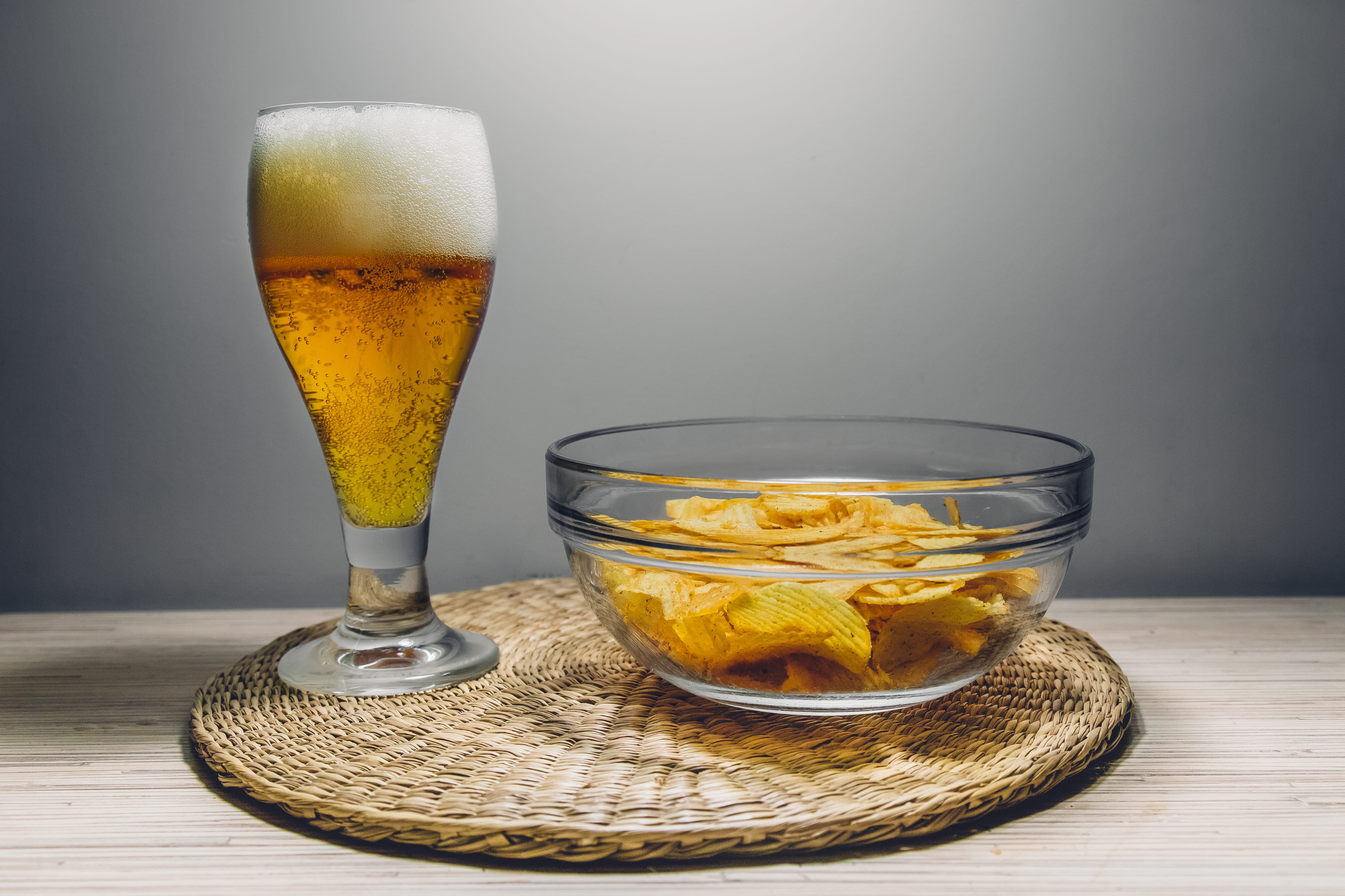 food, pint glass, drinking glass, lager, snack, 5K, potato chips, foam, frothy drink, crockery, wood - material, alcohol, drink, no people, beer, still life, HD Wallpaper