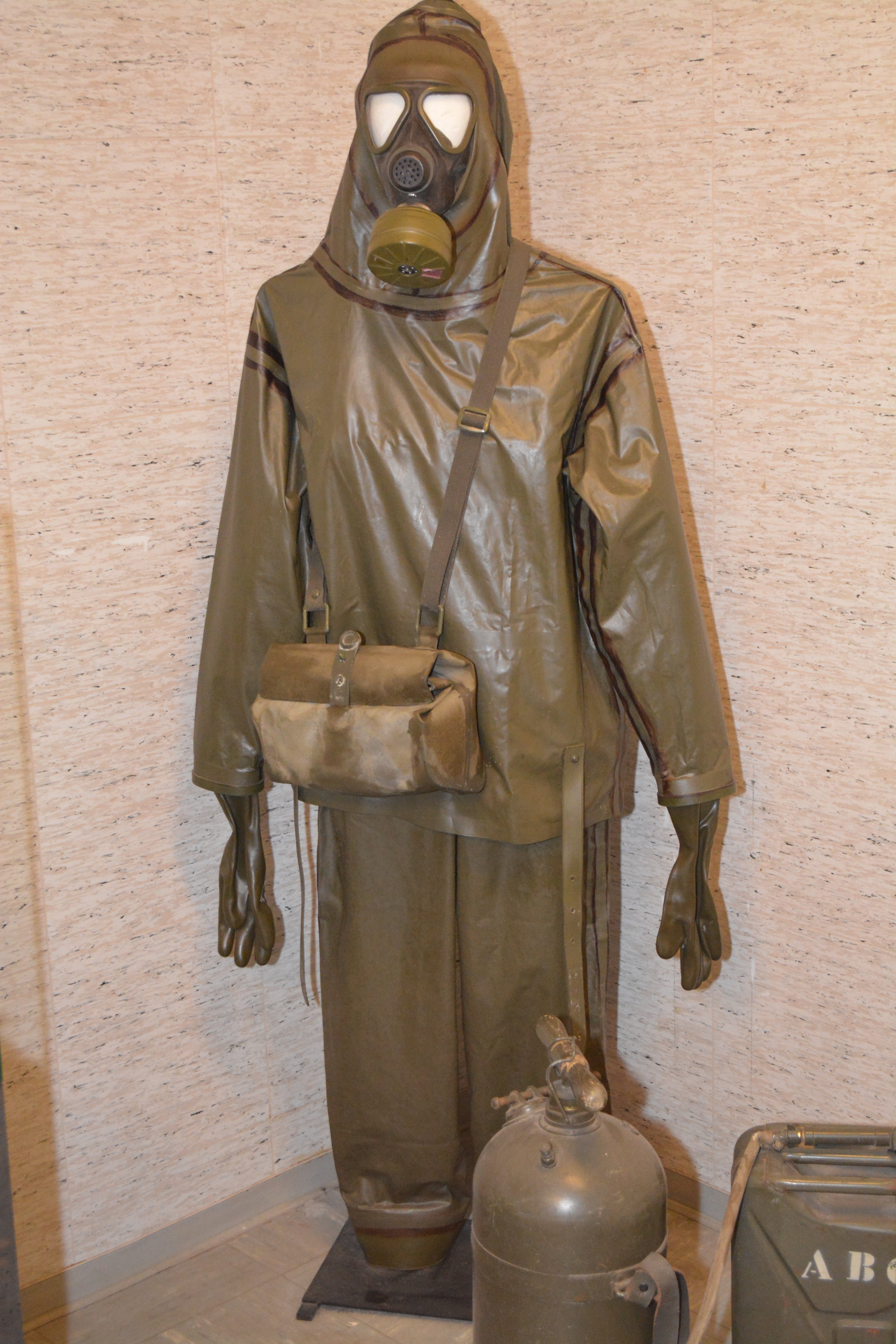 bonn, front view, memorial, memory, brown, protection, world war, metal, government bunker, no people, statue, war, 5K, bundestag, mask, bizarre, suit, Phone HD Wallpaper