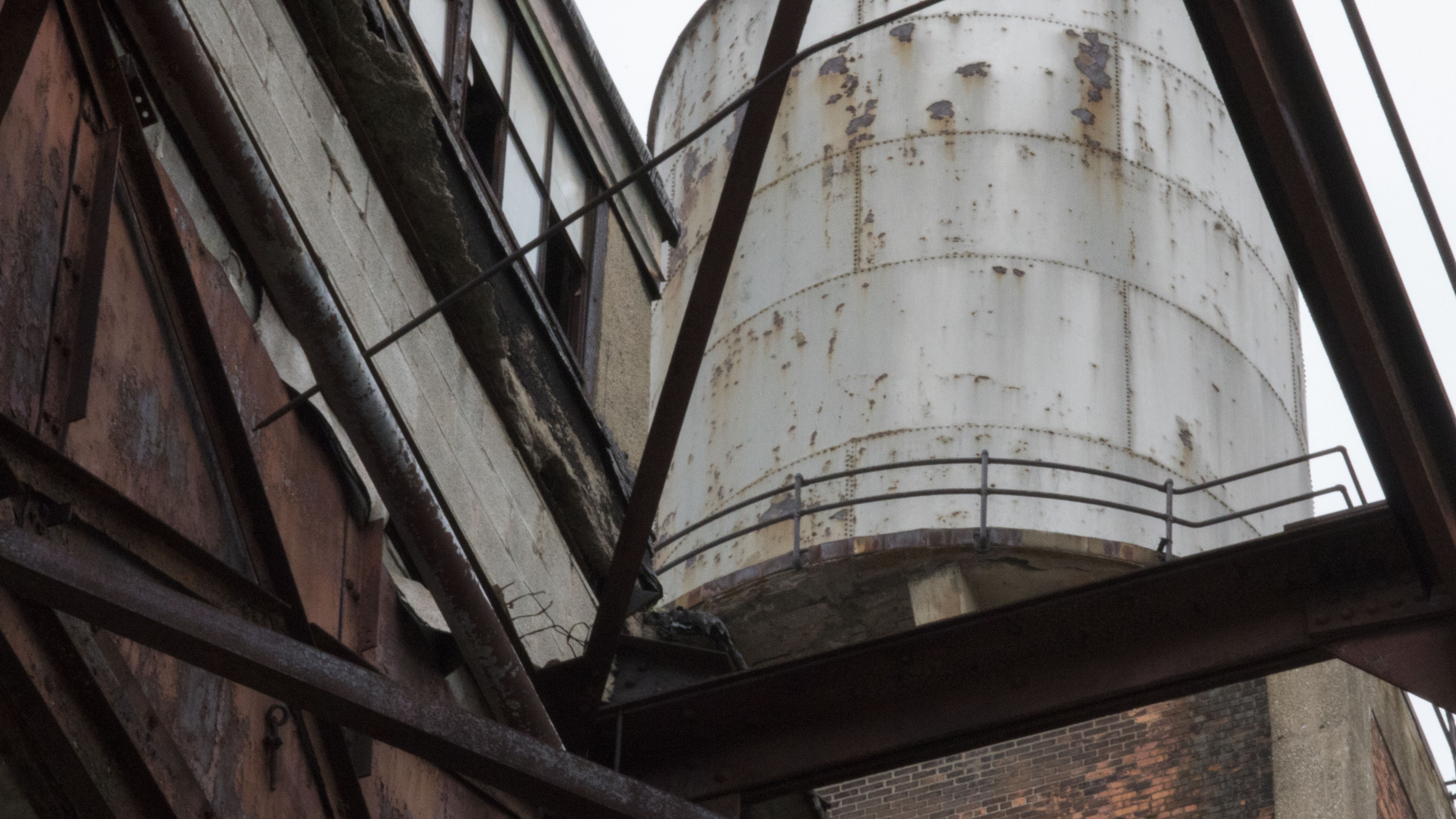 factory, old, Detroit, watertower, 5K, architecture, outdoors, building, low angle view, day, rust, the past, industry, built structure, rusty, abandoned, HD Wallpaper