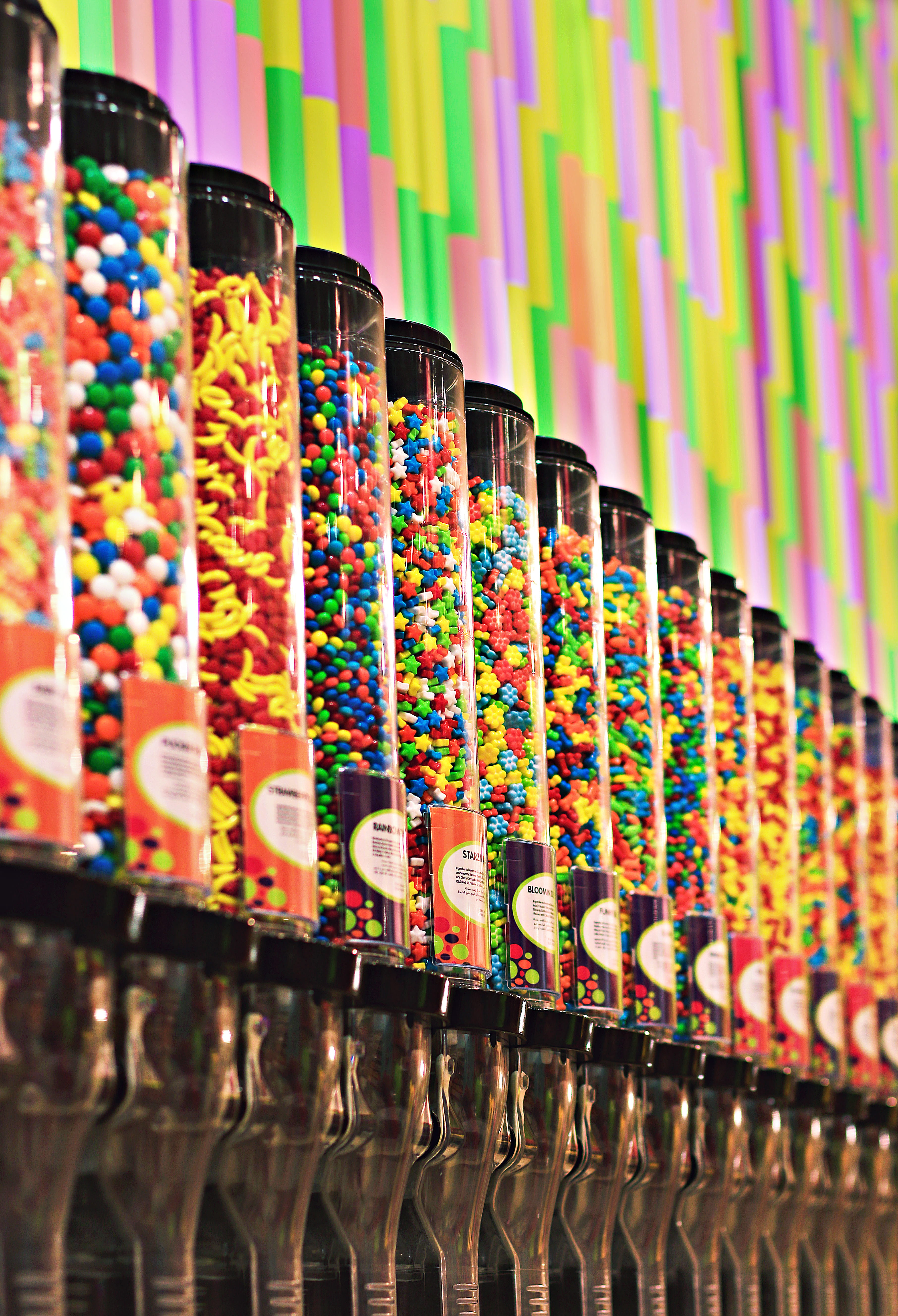 gum, sprinkles, drink, pez dispenser, shelf, for sale, in a row, variation, jelly, large group of objects, food, illuminated, lollipop, retail, crayon, Phone HD Wallpaper