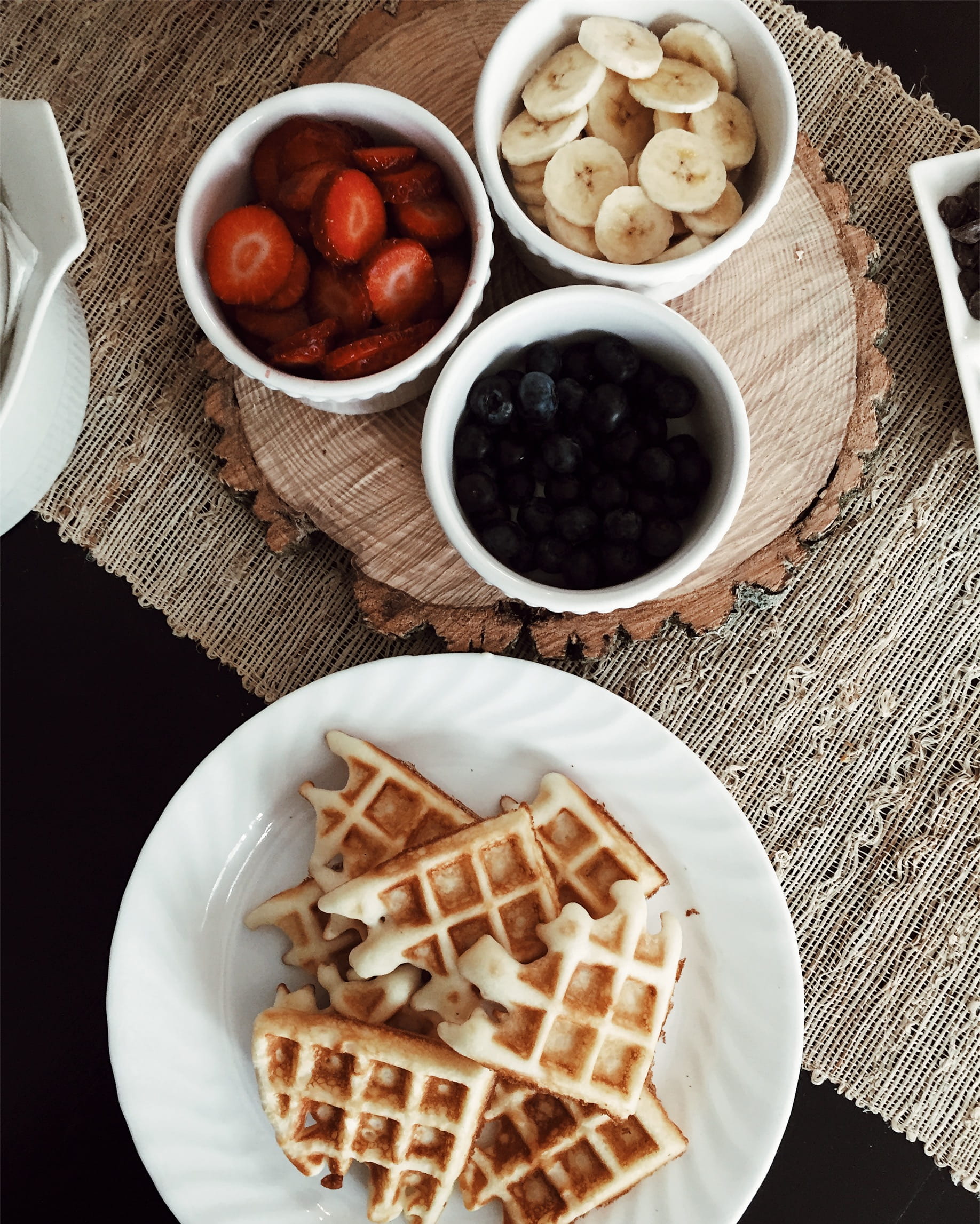 table, still life, breakfast, black, ceramic plate, close-up, eating utensil, gourmet, temptation, sliced, plate, bowls, wood - Material, 1080P, berries, Phone HD Wallpaper
