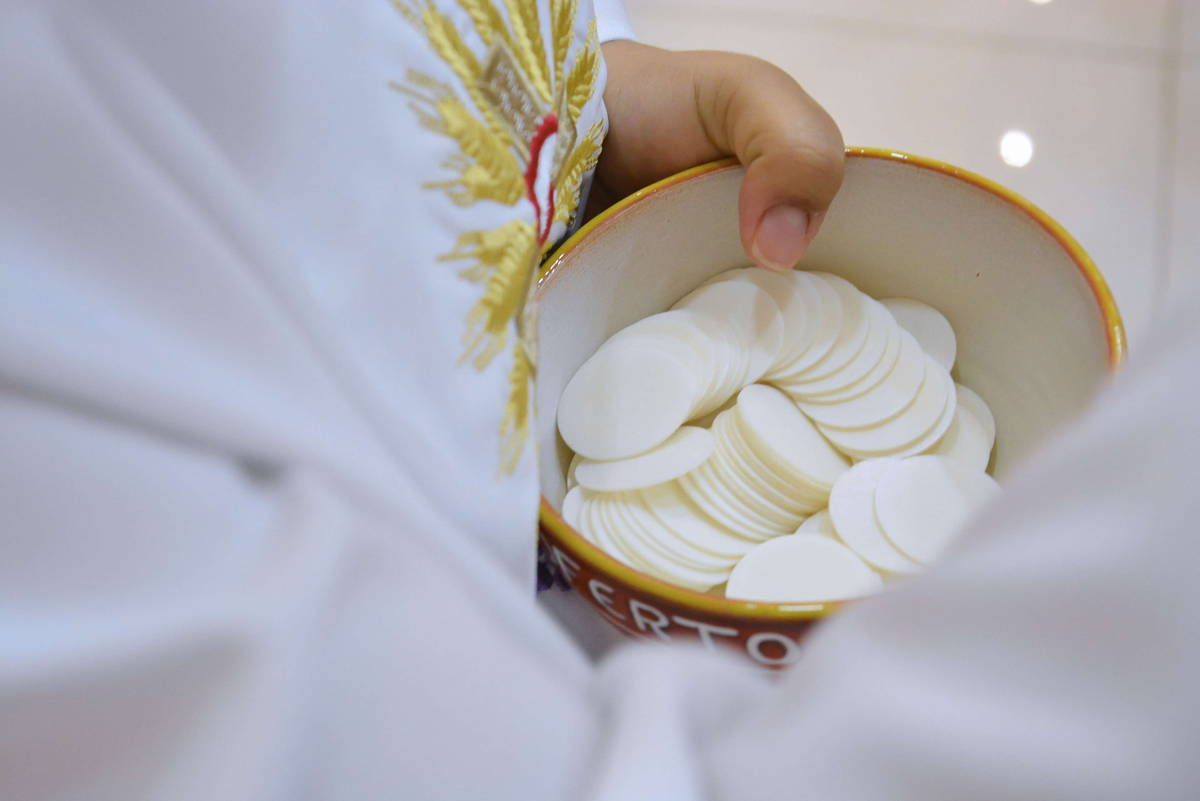 church, doctor, human hand, clothing, jesus, adult, sacred, holiness, bread, rites, working, 4K, women, close-up, christ, occupation, hand, catholic, host, HD Wallpaper