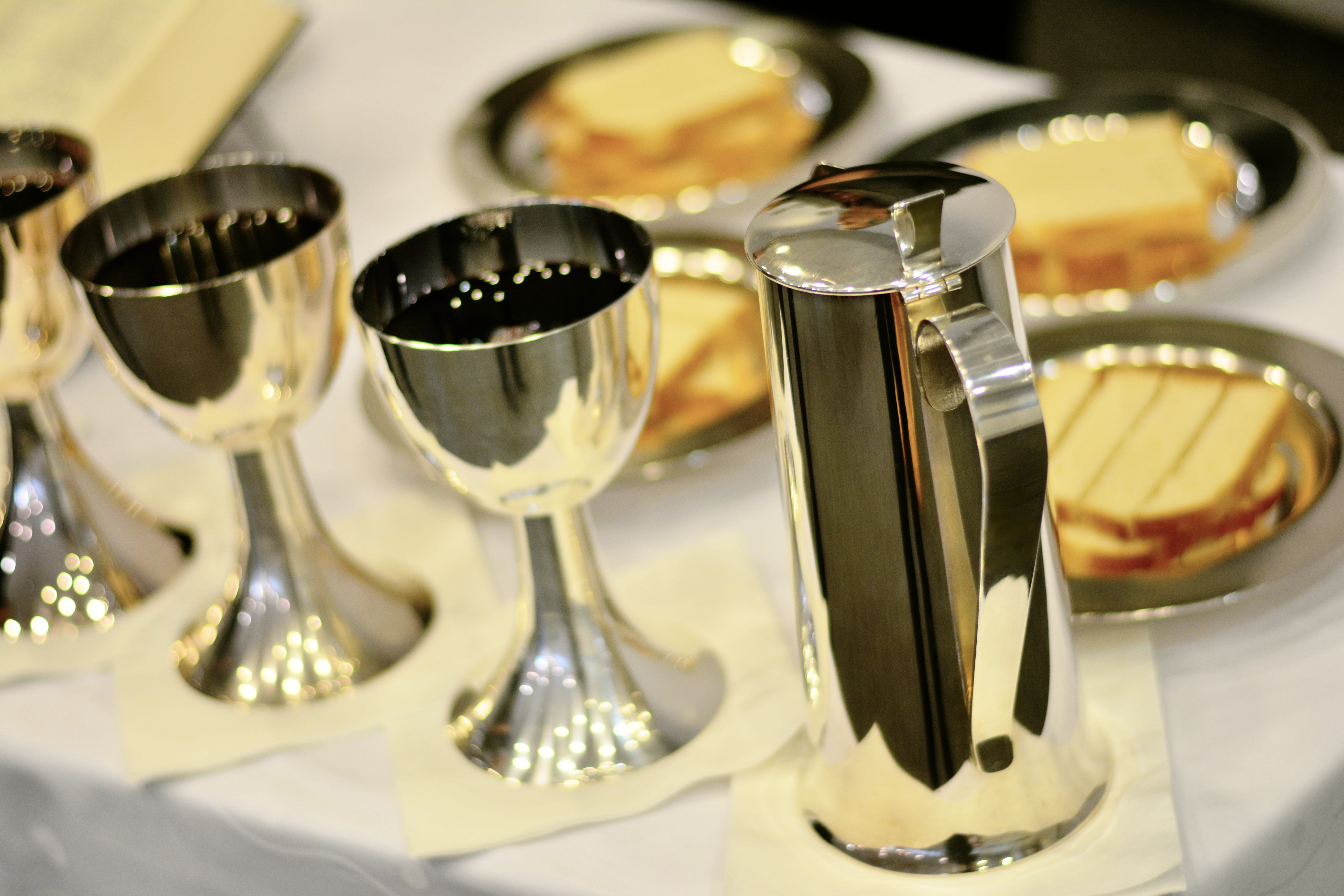 christ, celebration of holy communion, bar - drink establishment, worship, christian, in a row, dining, alcohol, table, drink, religion, glass, golblets, HD Wallpaper