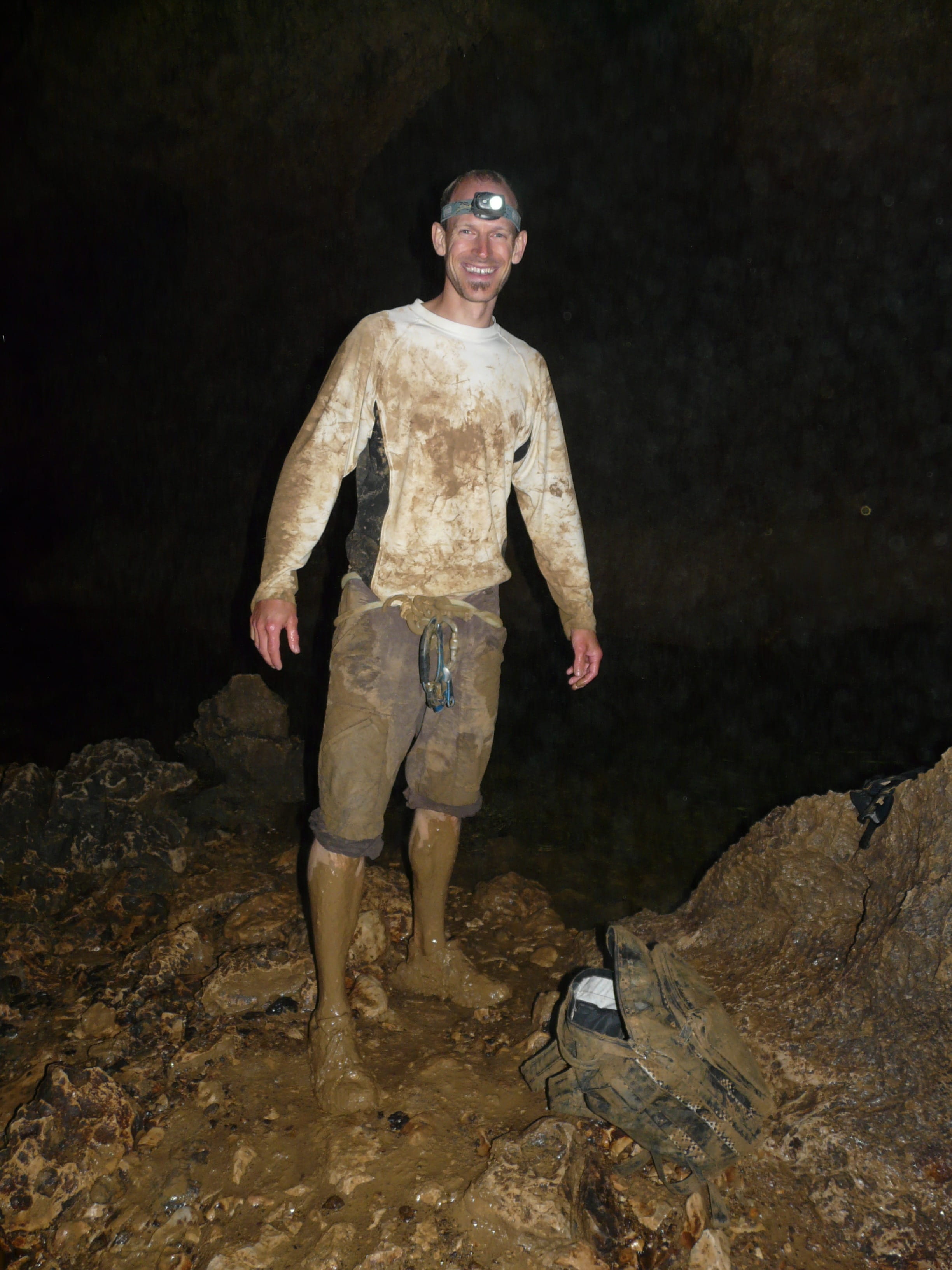 Speleology, men, hall, adult, caving, loamy, standing, rock - object, portrait, outdoors, mud, full length, solid, rock, slick, geology, cave tour, joy, Phone HD Wallpaper