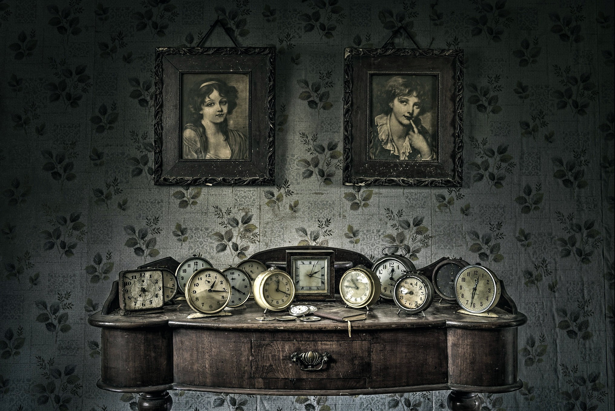 indoors, old, domestic room, history, wall - building feature, architecture, picture frame, retro styled, electric lamp, the past, antique, table, nostalgia, HD Wallpaper