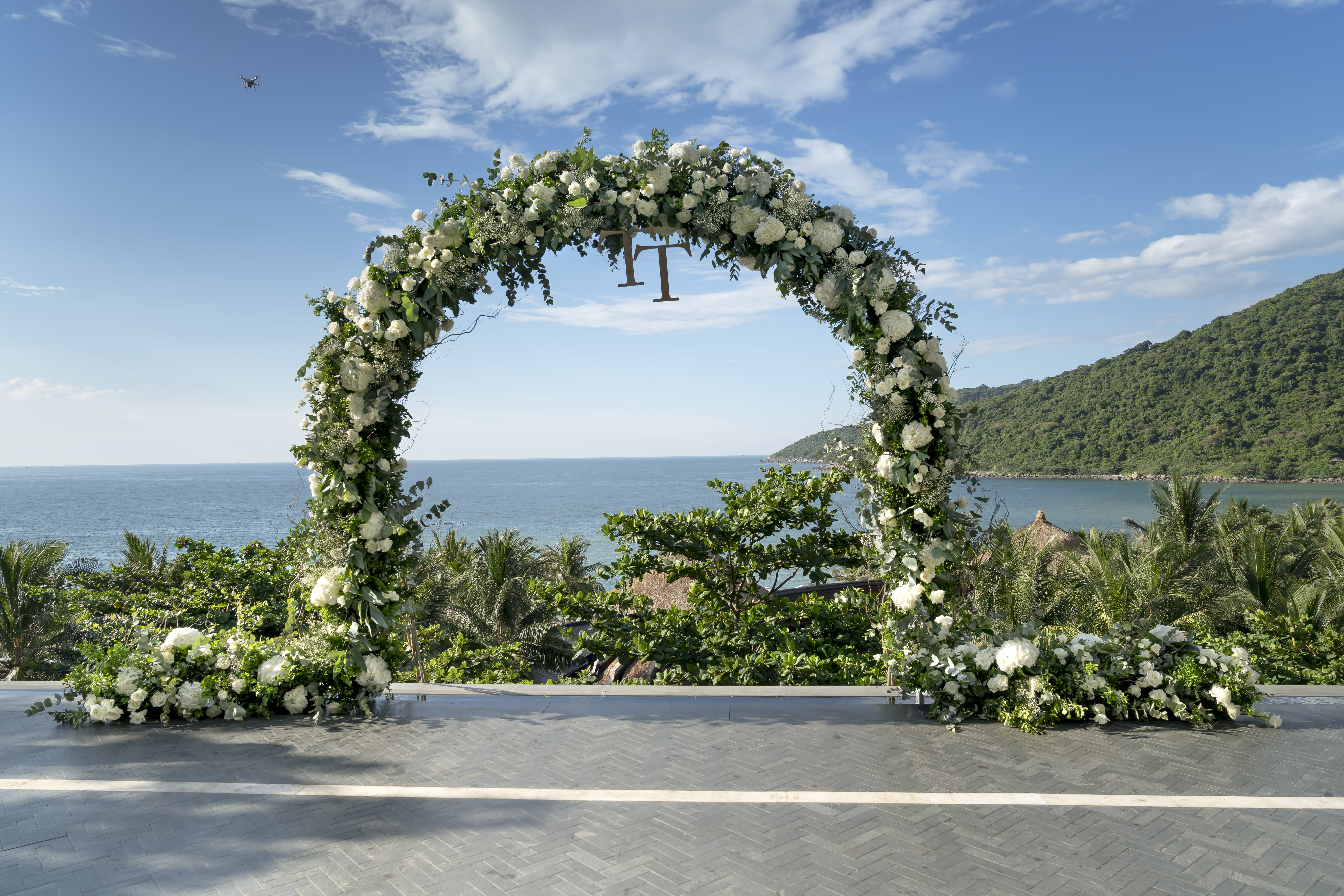 chair, weddings, natural, no one, horizon, green, travel, the beach, growth, decorate, horizon over water, sunny, beauty in nature, arch, outdoors, tranquil scene, HD Wallpaper