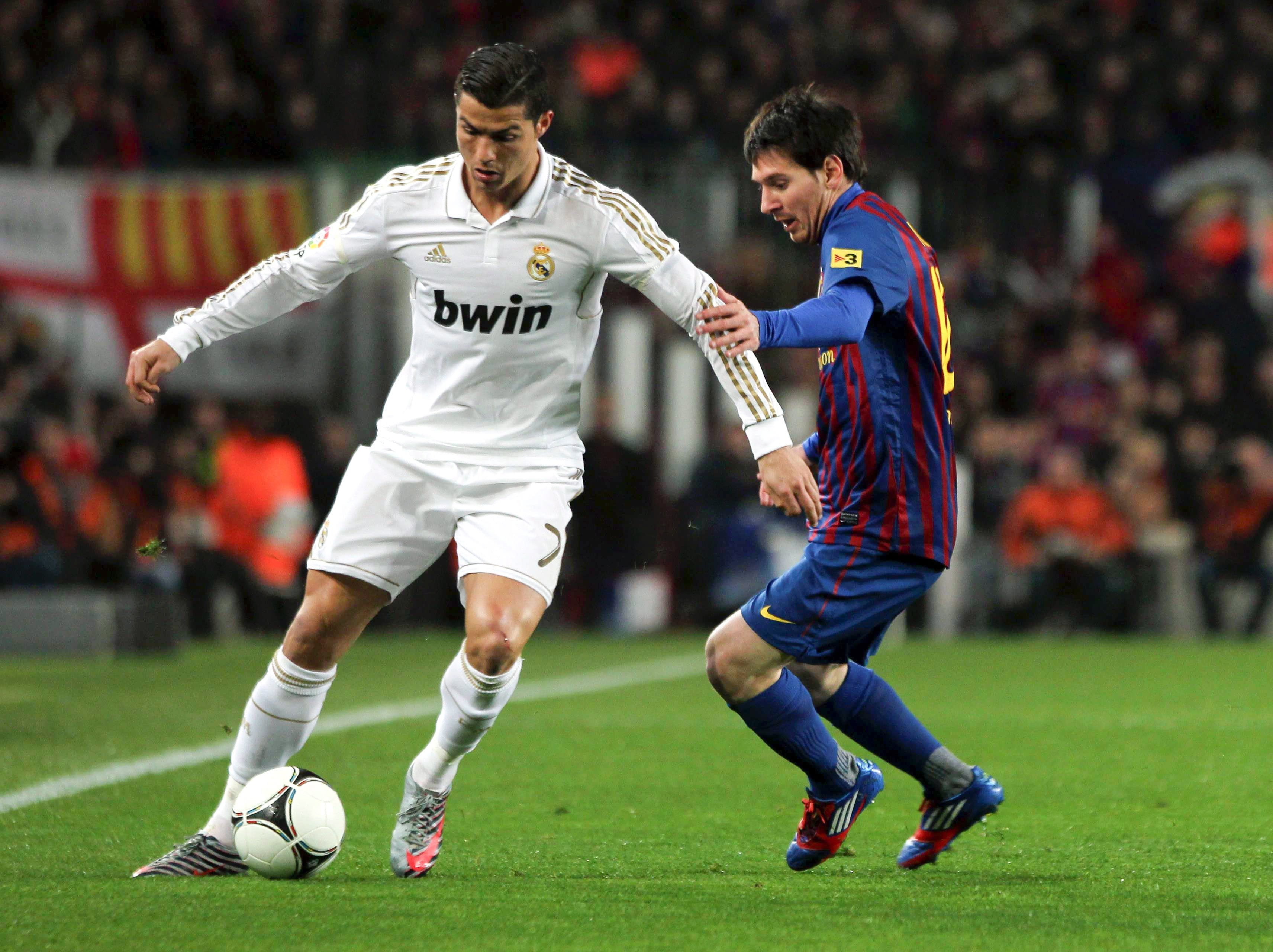 running, sports Clothing, sports Team, full length, challenge, playing, soccer ball, sports equipment, defending, people, ball, males, uniform, activity, HD Wallpaper