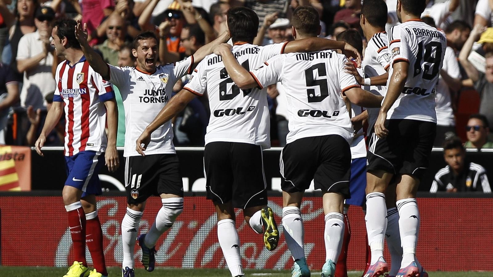 togetherness, shirt, sports clothing, group of people, sport , outdoors, stadium, large group of people, women, men, athlete, text, valencia, soccer, protest, HD Wallpaper