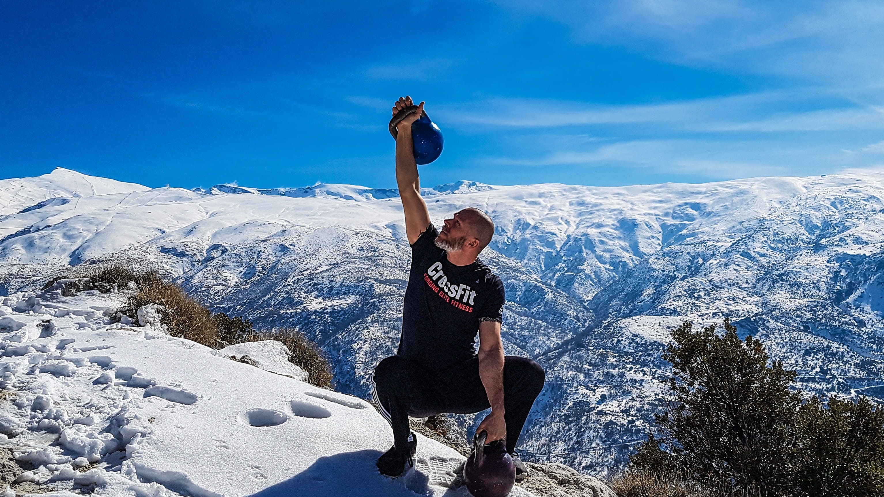 kettlebell, happiness, kettlebell training, snow, man, mountain range, taco fleur, sky, casual clothing, blue, sierra nevada, sunlight, kettlebells, arms raised, HD Wallpaper