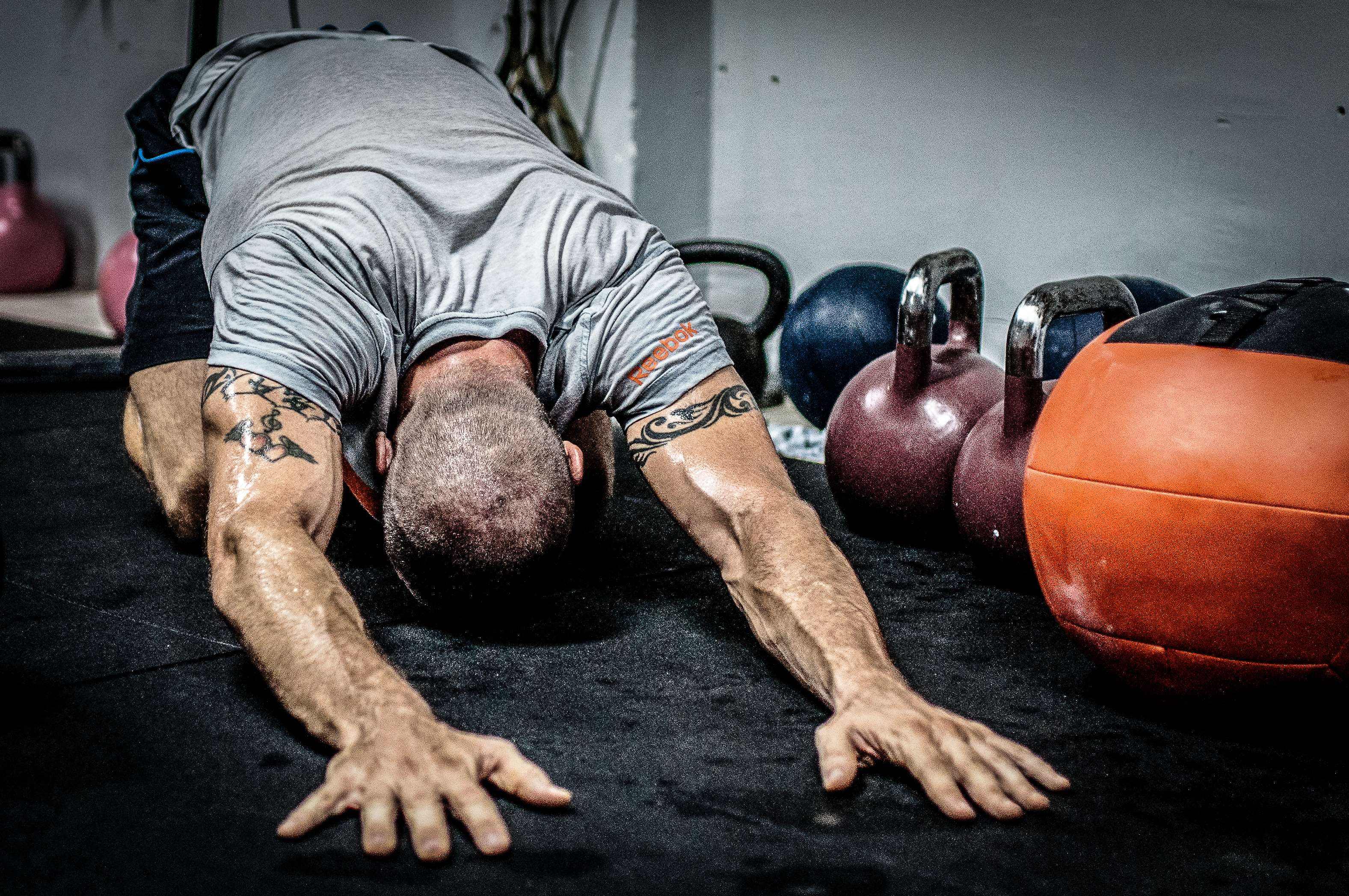 wallball, crossfit, lying down, athlete, people, strength, effort, kettlebells, sports training, vitality, taco fleur, males, cavemantraining, 2K, indoors, HD Wallpaper