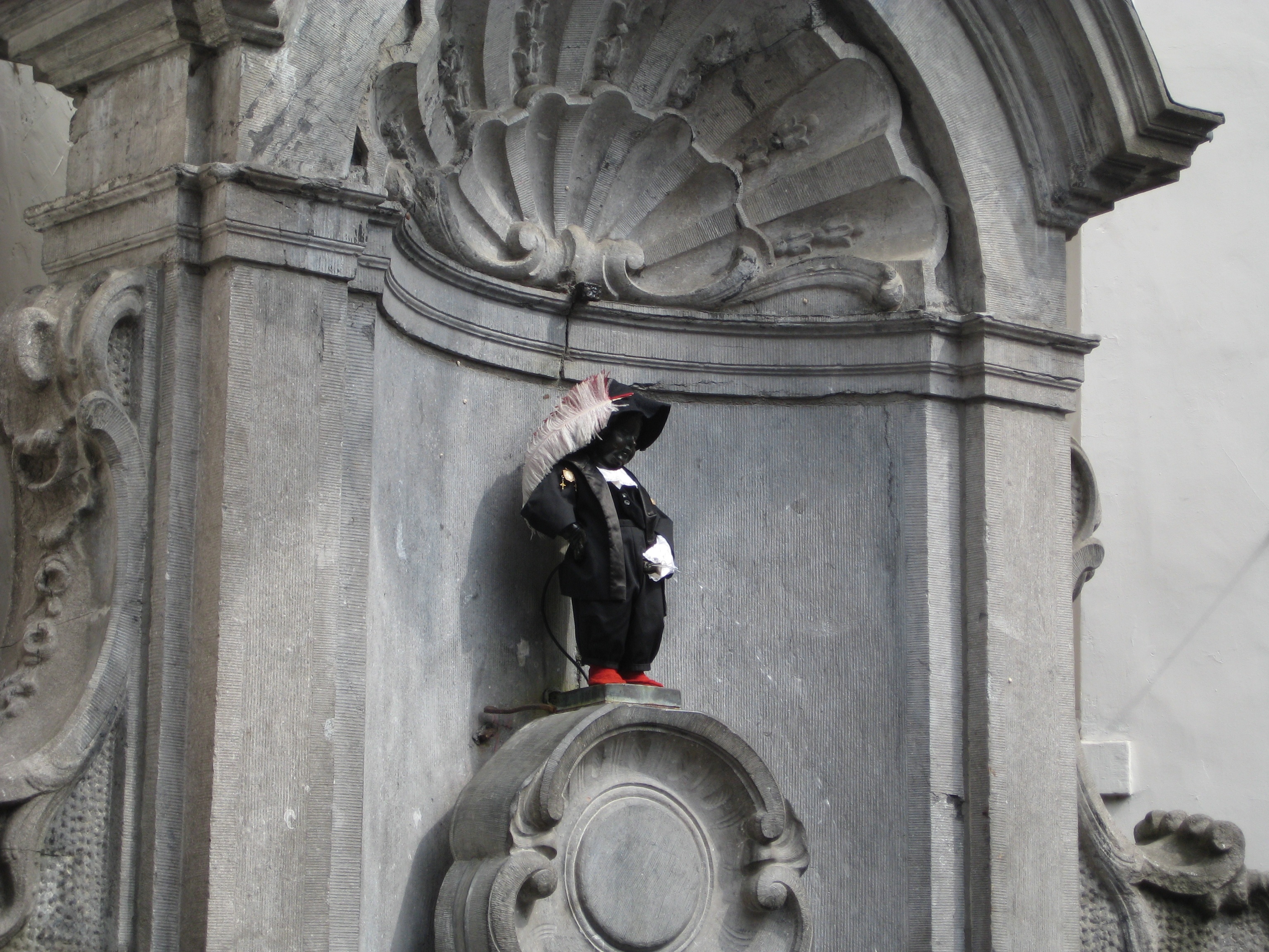 building exterior, pissing boy, representation, manneken pis, fountain, spirituality, angel, peeing boy, the past, statue, male likeness, day, sculpture, HD Wallpaper
