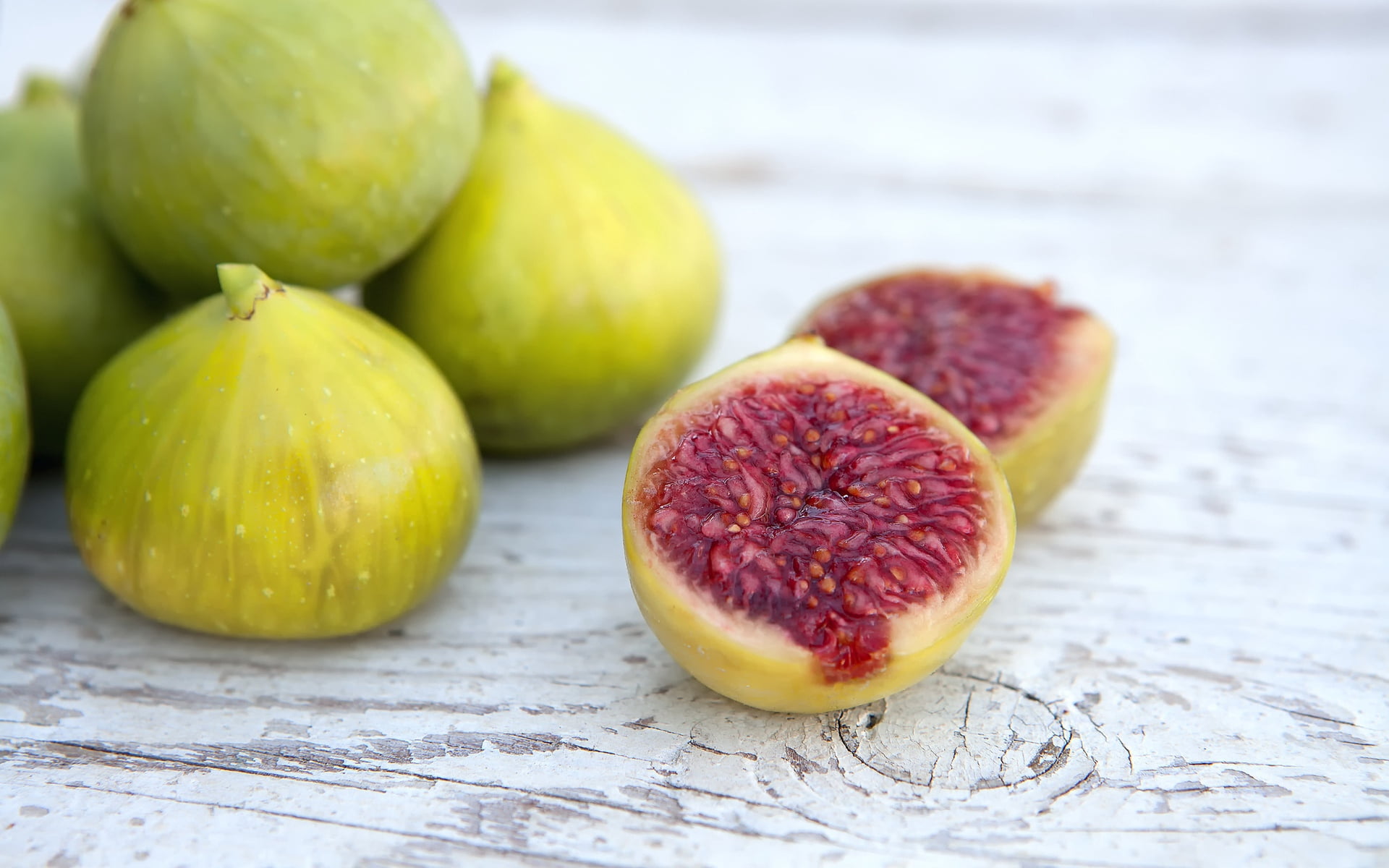 wood - Material, figs, table, focus on foreground, wellbeing, halved, pomegranate, ripe, close-up, dessert, food, group of objects, slice, fruit, green Color, HD Wallpaper
