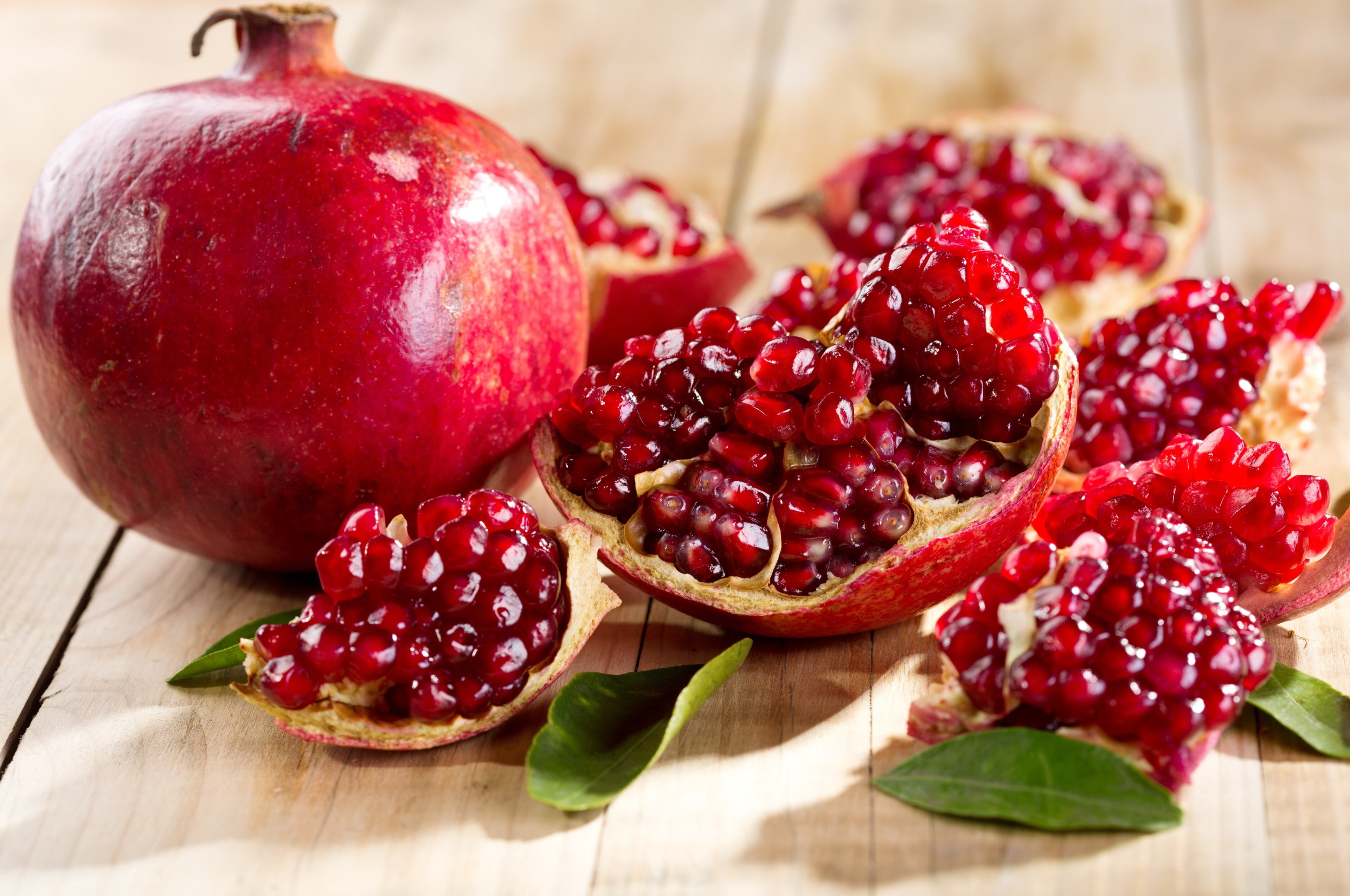 healthy eating, still life, pomegranate 4k  download, wellbeing, fruit, food, ripe, food and drink, leaf, table, no people, pomegranate, pomegranate seed, HD Wallpaper