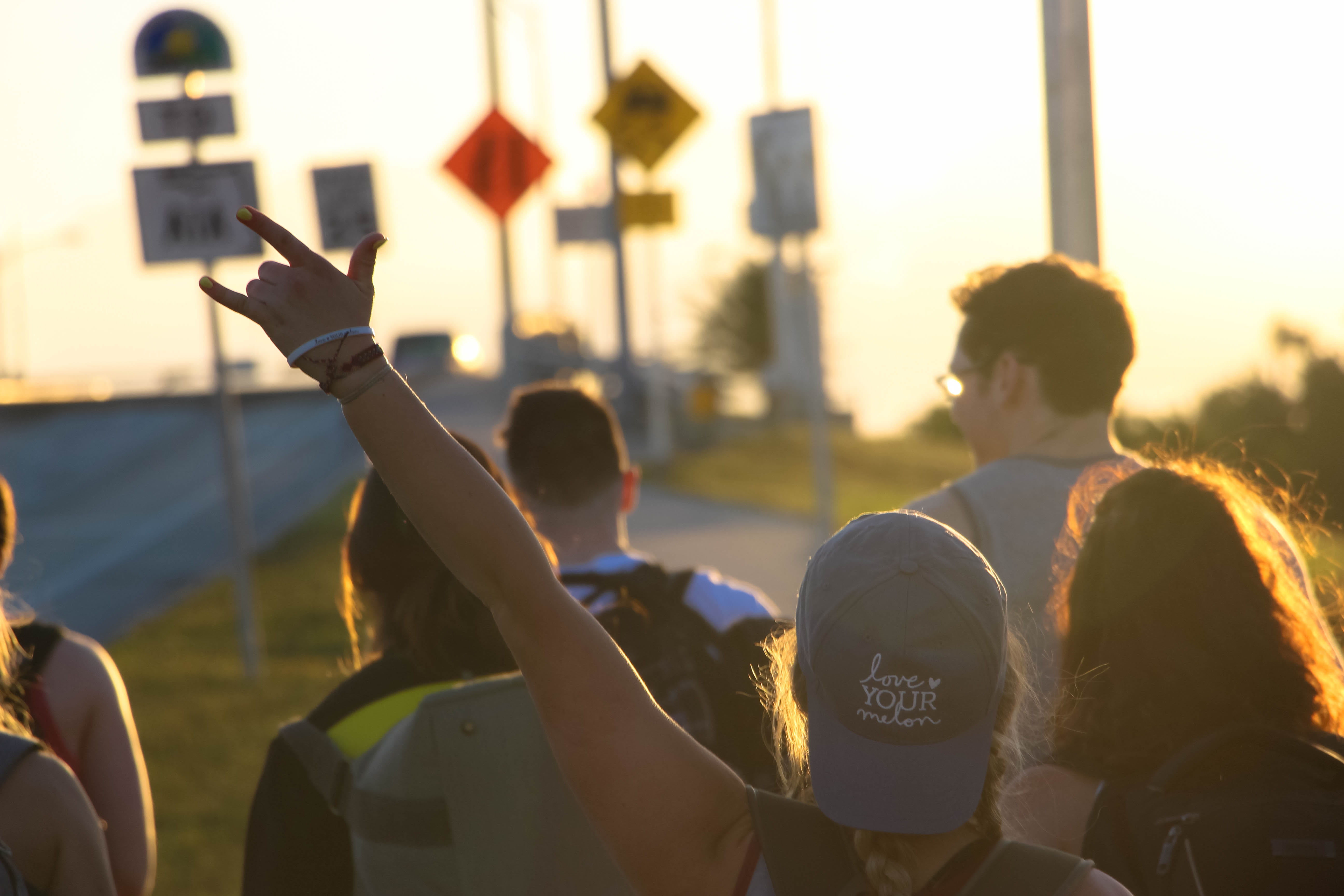 focus on foreground, strong, unique, lifestyles, emotion, group of people, blonde, college, backpack, architecture, sunlight, arms raised, business, crowd, HD Wallpaper