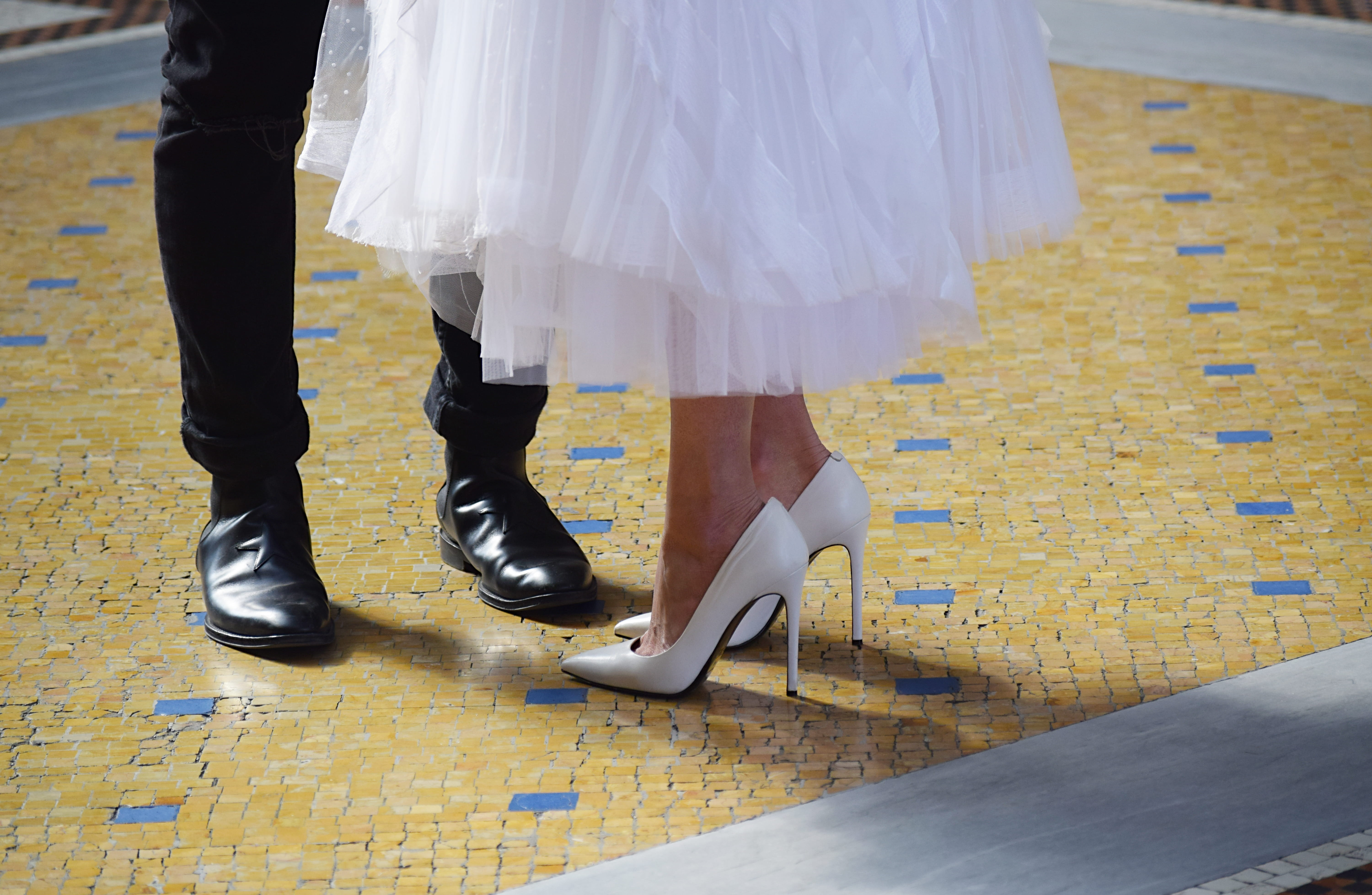 women, human leg, human, human limb, leisure activity, fashion, event, back, person, dress, human body part, clothing, high heel, skirt, bridegroom, success, HD Wallpaper