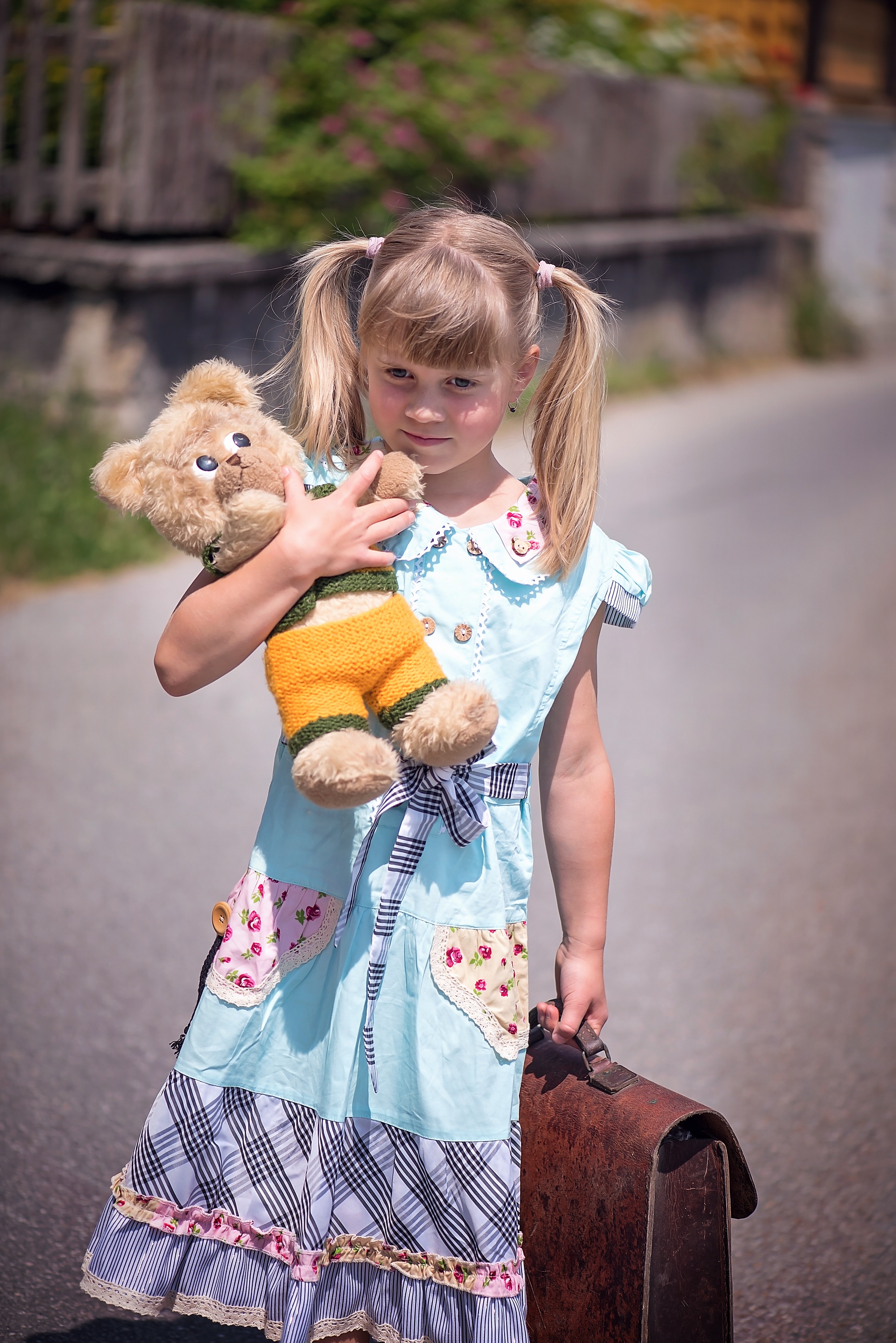 casual clothing, road, teddy, hair, girls, person, leather case, girl, teddy bear, childhood, schulweg, innocence, luggage, schoolbag, plush, holding, bear, Phone HD Wallpaper