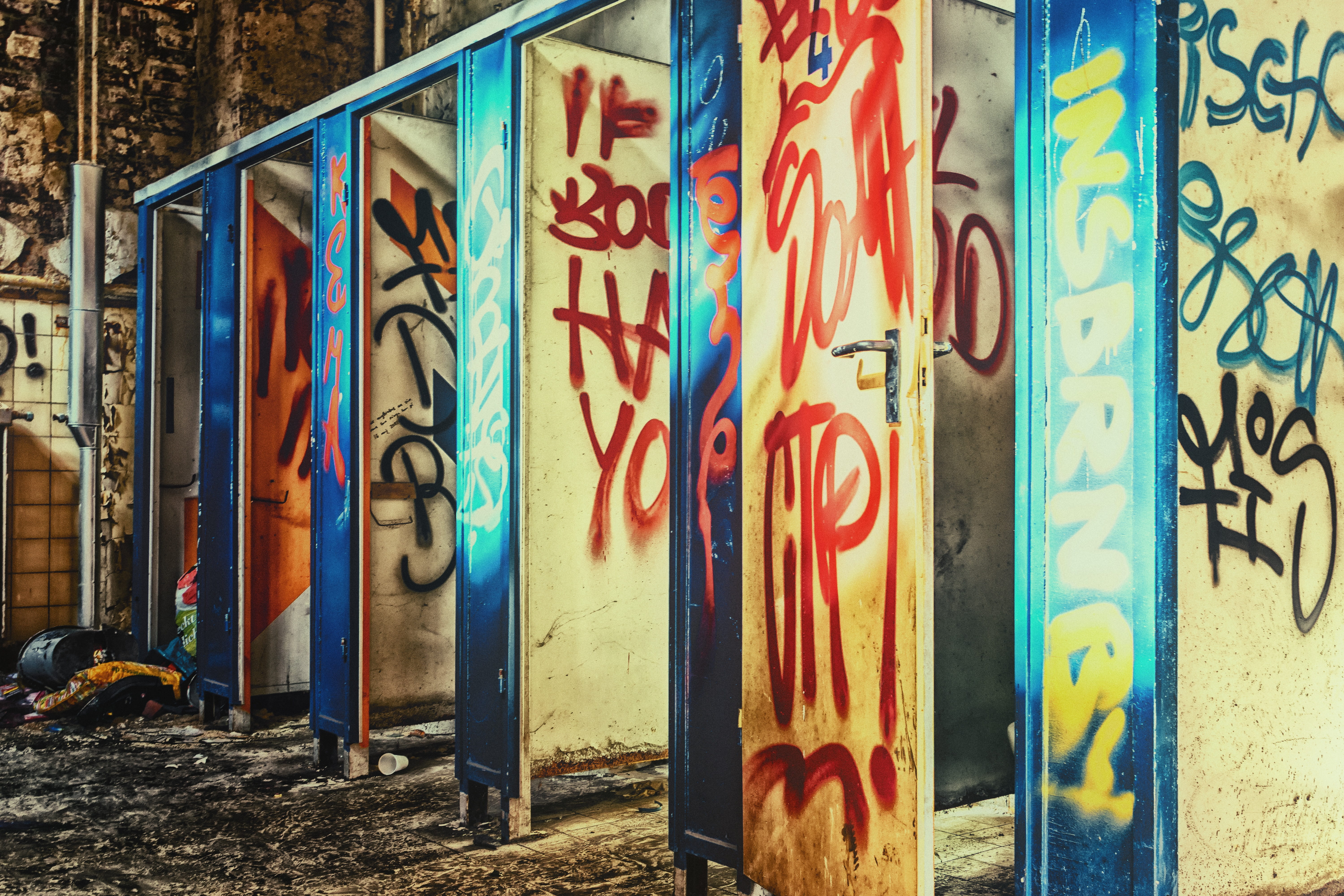 text, building exterior, street art, ruin, pforphoto, ailing, day, toilets, creativity, sanitary facilities, mood, multi colored, wall, lost places, wall - building feature, HD Wallpaper