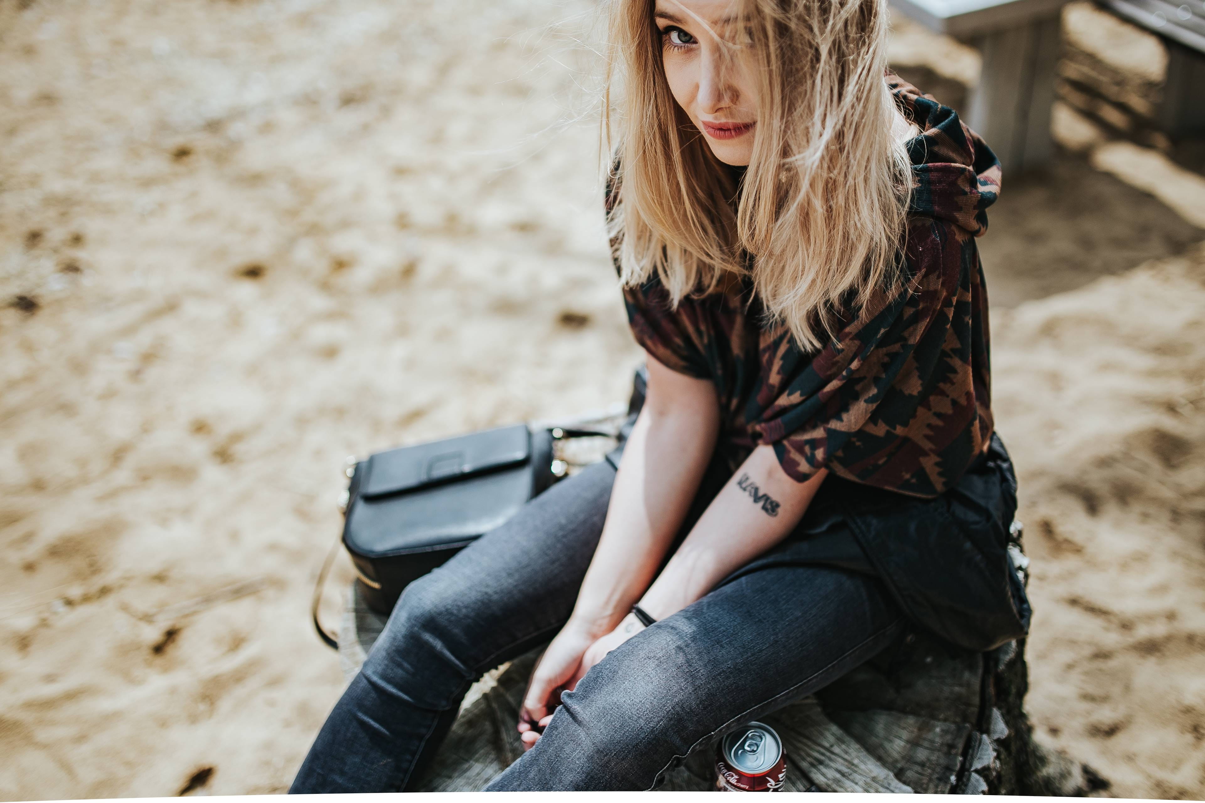 beauty, sand, caucasian Ethnicity, lifestyle, casual clothing, relaxing, women, lifestyles, young Adult, leisure activity, drink, blond Hair, pretty, stump, HD Wallpaper
