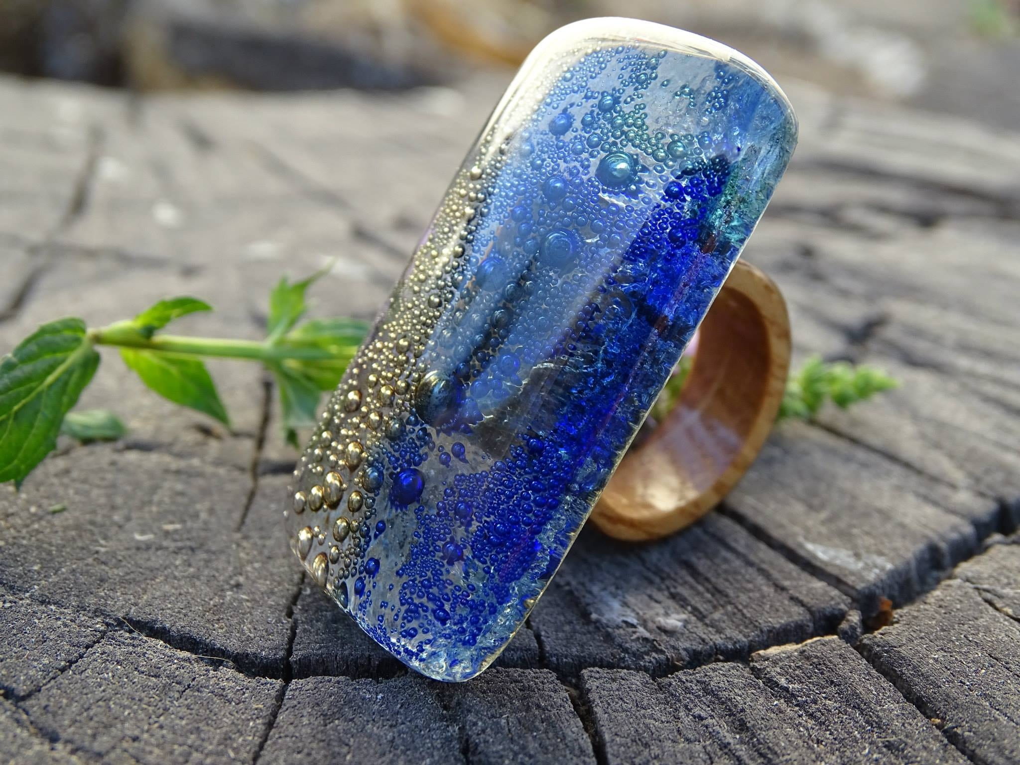 fashion, gifted by the sea ring, outdoors, close-up, genuine ring, 1080P, seascape, jewelry, aquamarine, footpath, sunlight, wood - material, nature, plastic, HD Wallpaper