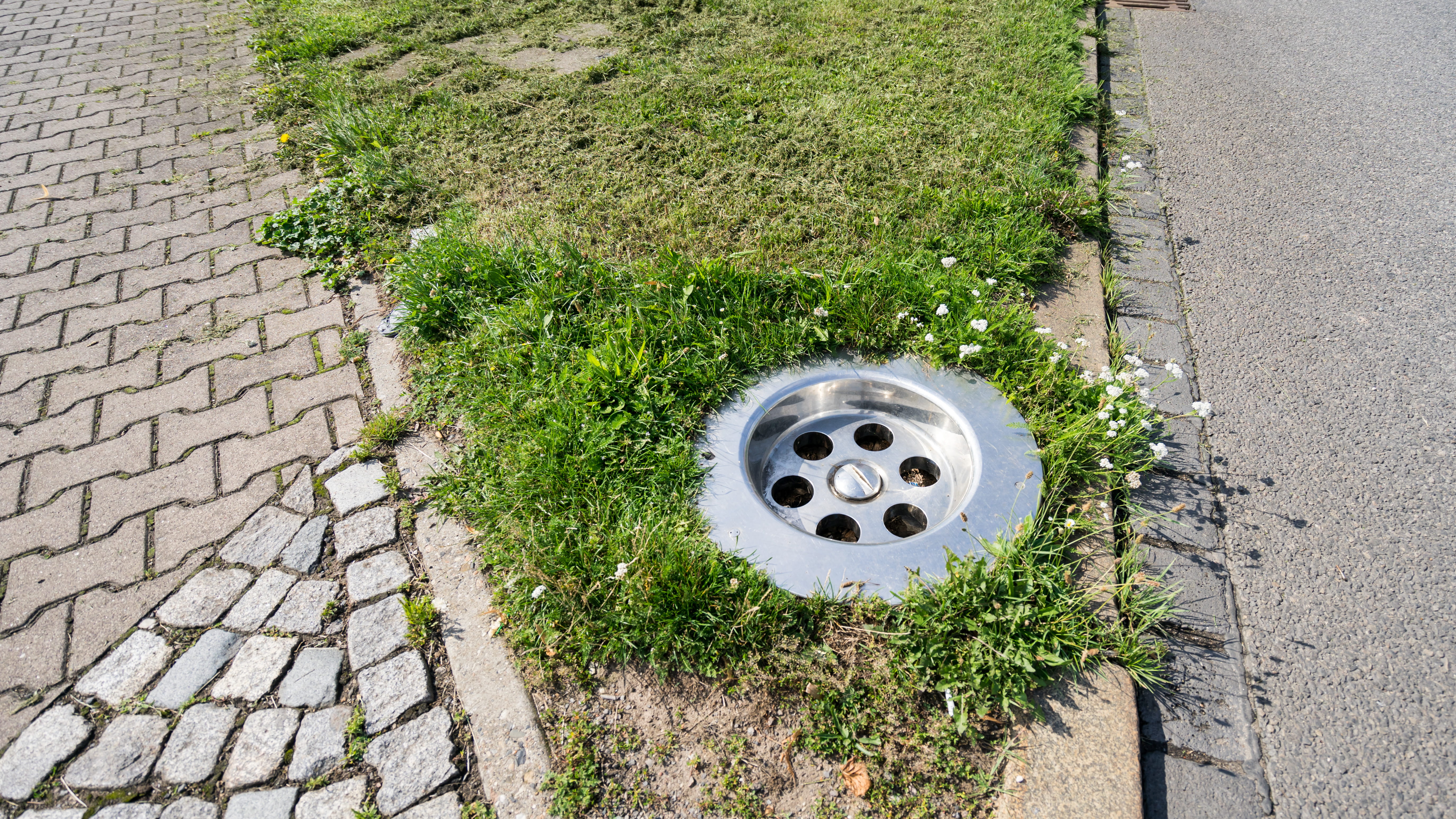 nature, directly above, transportation, 5K, wheel, high angle view, manhole, geometric shape, cover, path, no people, outdoors, paradoxon, footpath, day, HD Wallpaper
