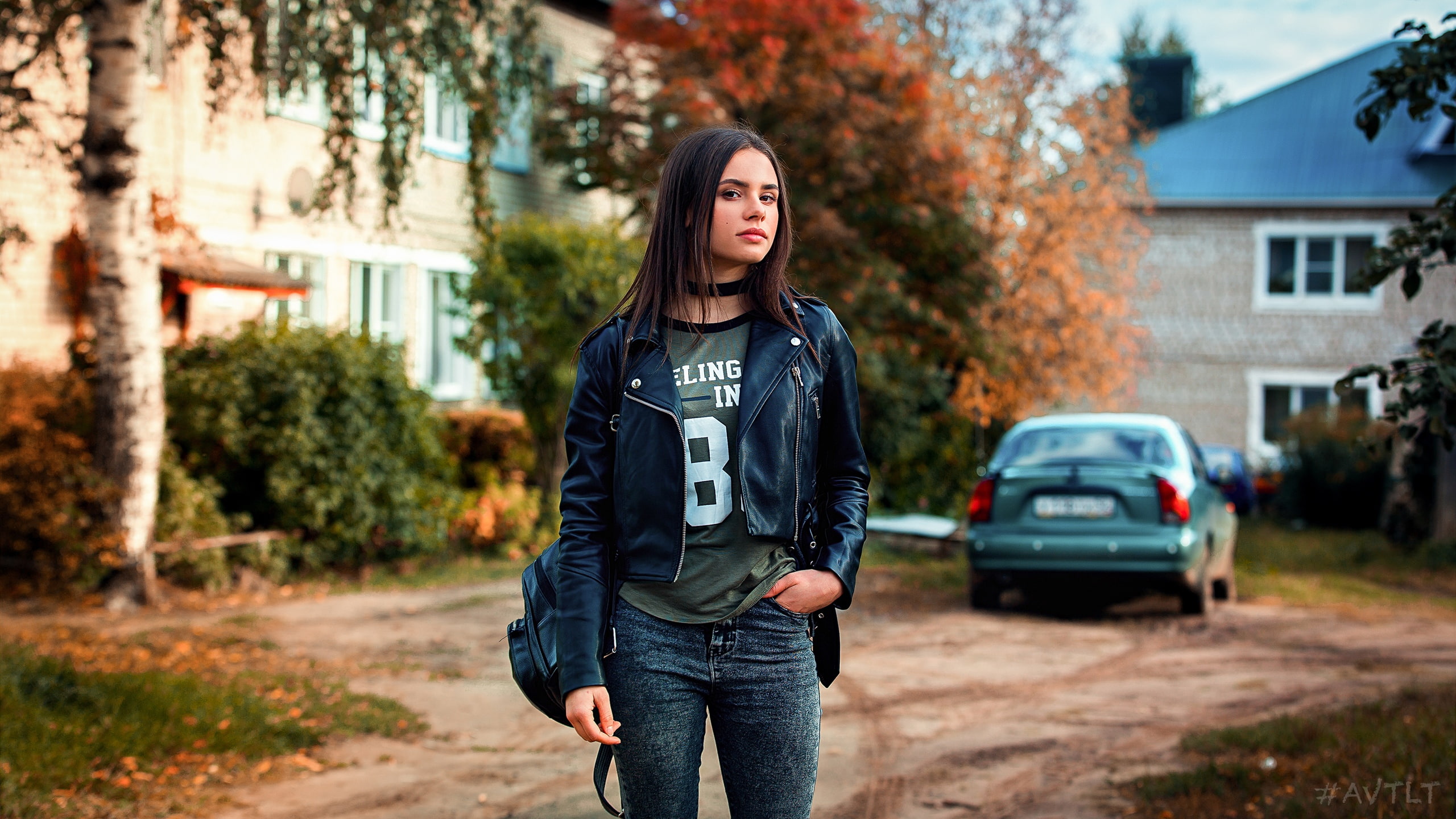 women outdoors, backpacks, looking at viewer, house, brunette, women, portrait, 2K, necklace, Aleksandr Suhar, trees, leather jackets, jeans, black jackets, HD Wallpaper