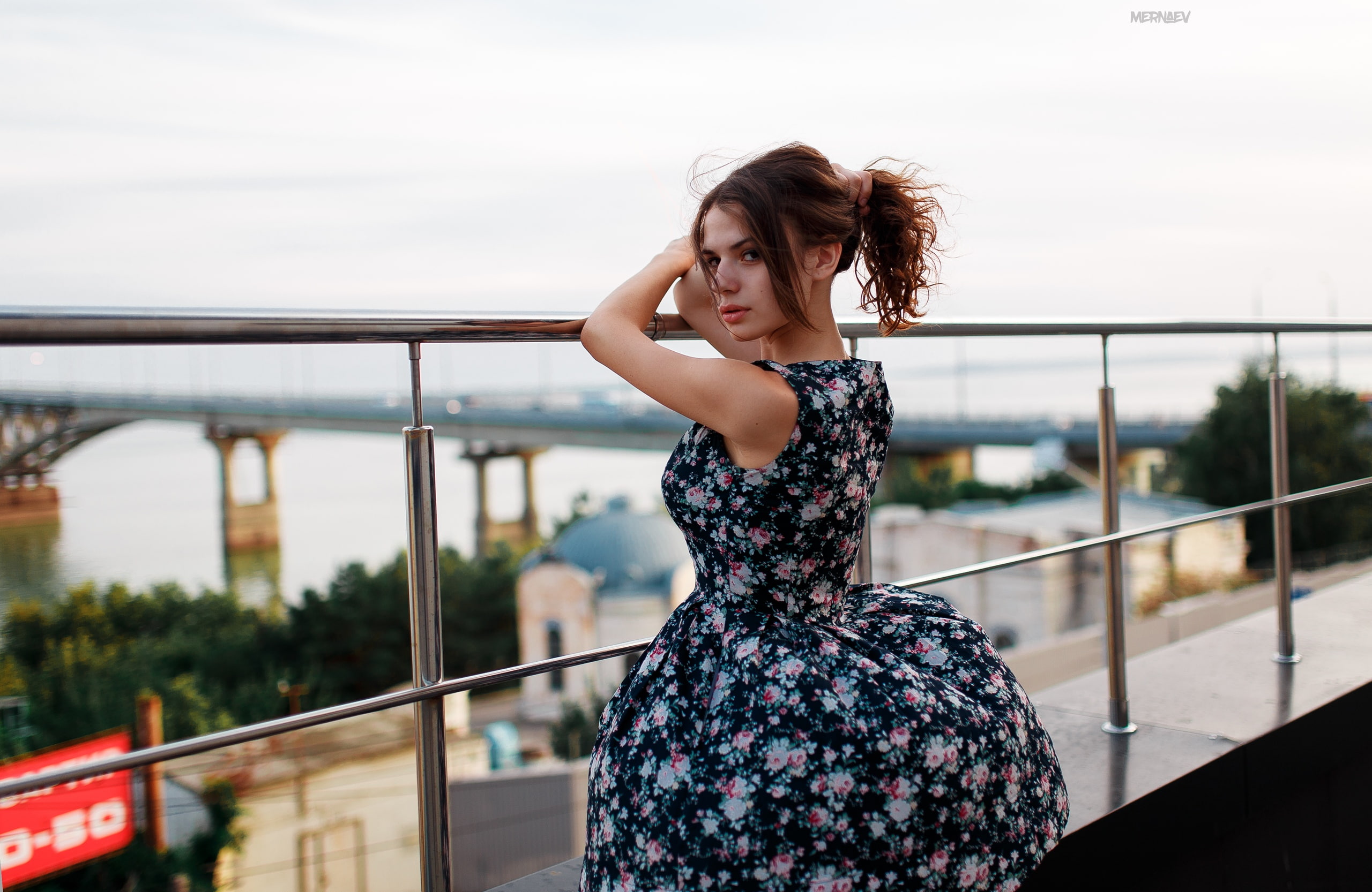 depth of field, casual clothing, lifestyles, outdoors, real people, brunette, young women, women outdoors, hair, leisure activity, young adult, railing, HD Wallpaper