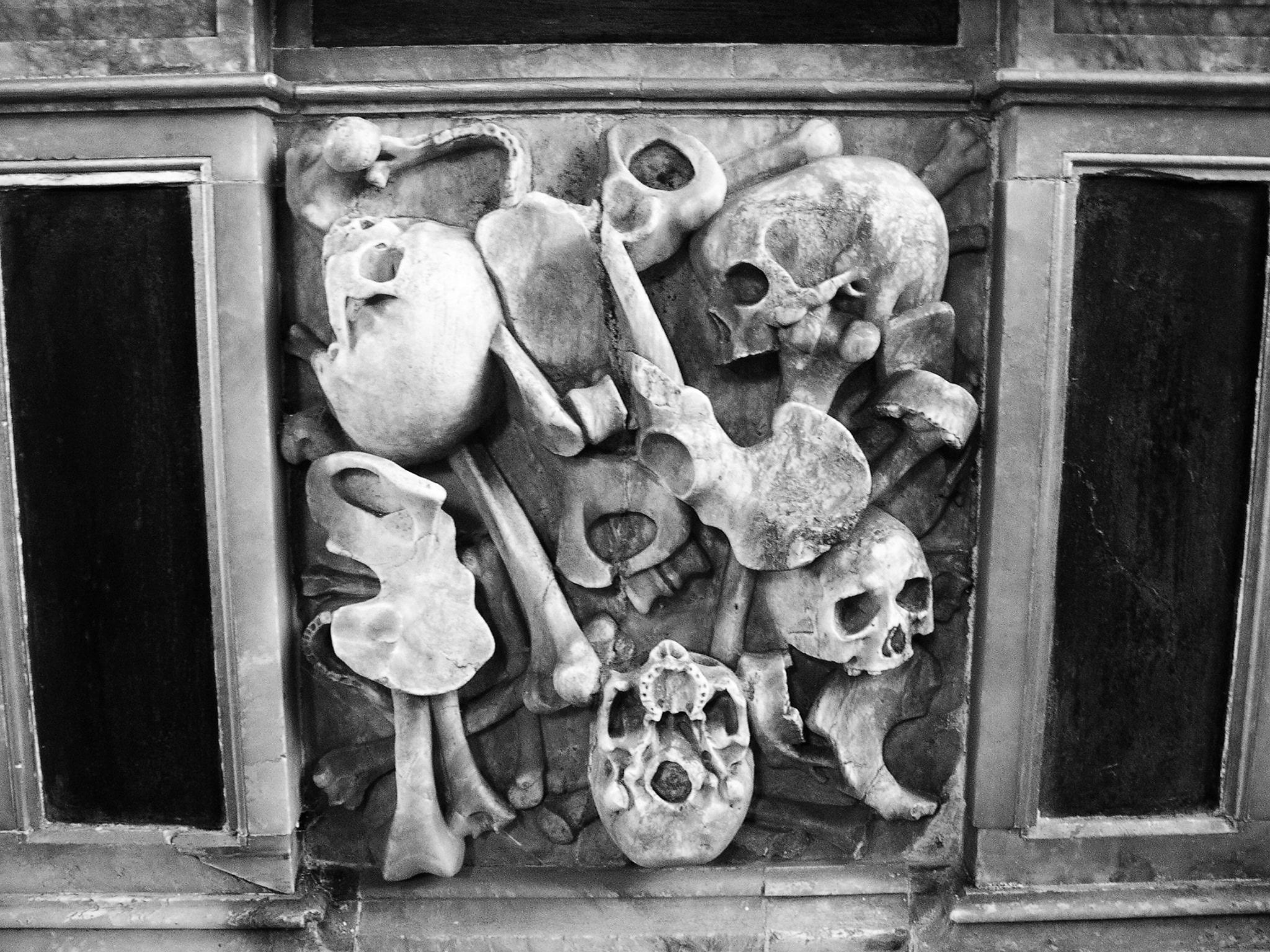 human skeleton, funeral, cemetery, black and white, chisel, 1080P, tomb, dead, architecture, heaven, grave, representation, box, hell, built structure, HD Wallpaper
