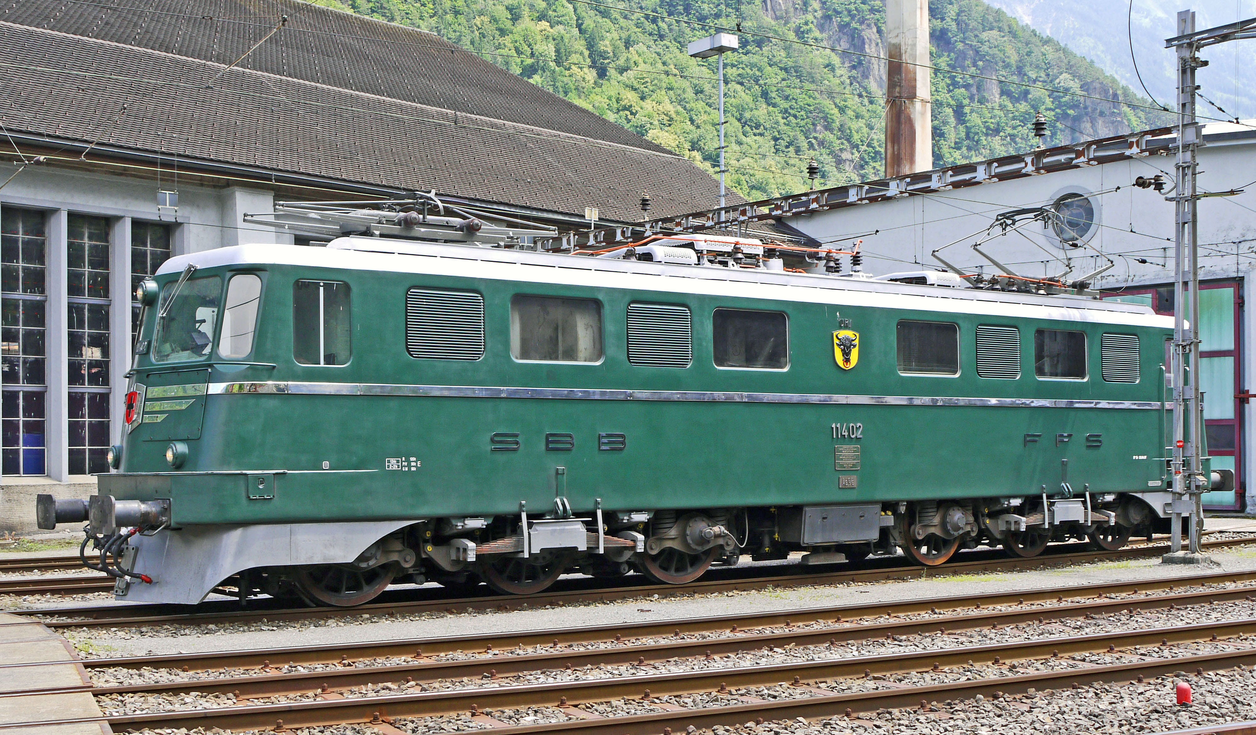 rail transportation, green color, day, cff, operational, transportation, kantonslok, architecture, gotthard-ramp, public transportation, reuss valley, track, HD Wallpaper