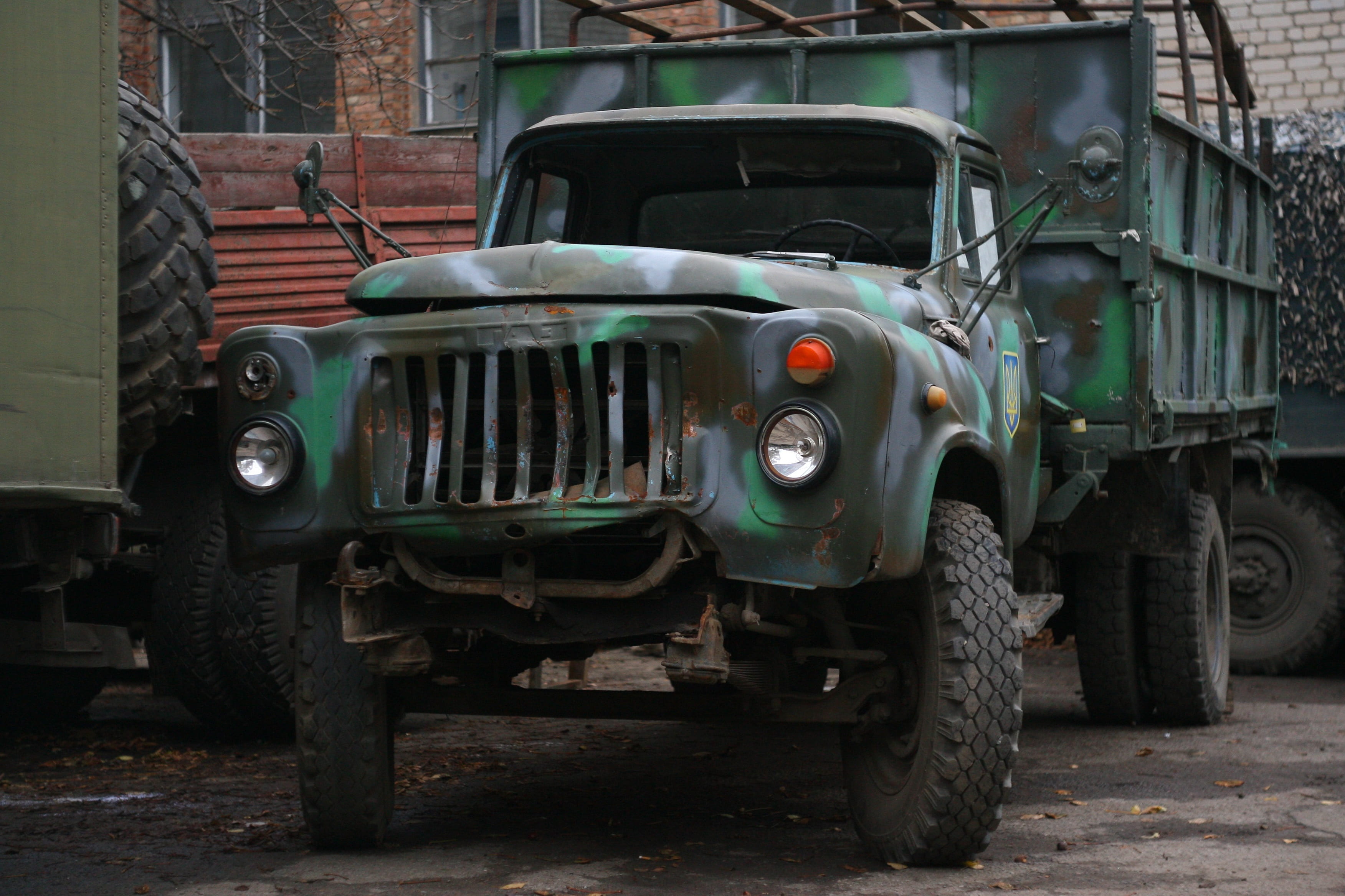 outdoors, ruined, rusty, stationary, transportation, zil camouflage, machinery, retro styled, camo, building exterior, machine, land vehicle, metal, architecture, HD Wallpaper