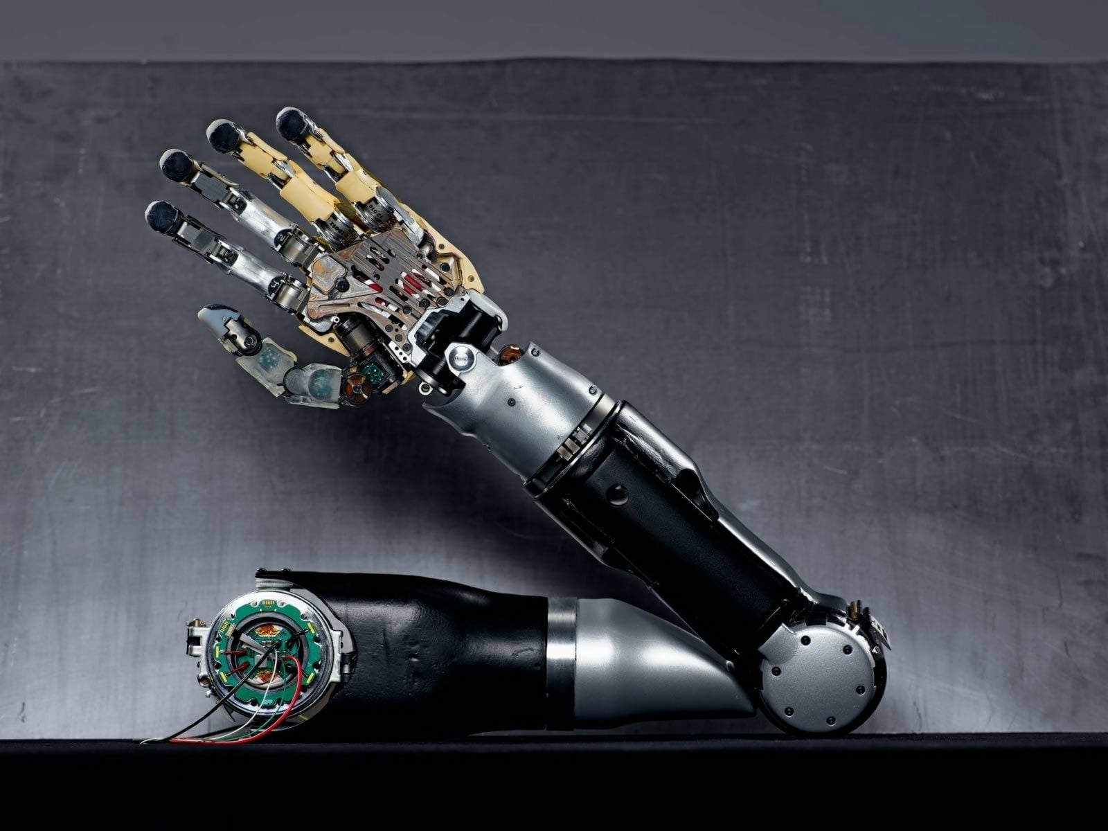 robotic, table, two objects, arts culture and entertainment, the past, wire, still life, 720P, indoors, gun, technology, machinery, black, high angle view, HD Wallpaper