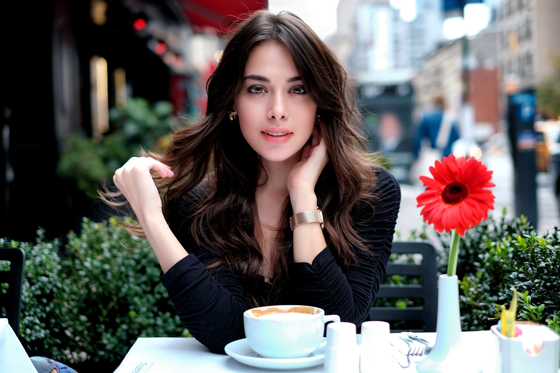 brown eyes, coffee, leisure activity, 720P, adult, looking at camera, depth of field, front view, black clothing, looking at viewer, mug, women outdoors, HD Wallpaper