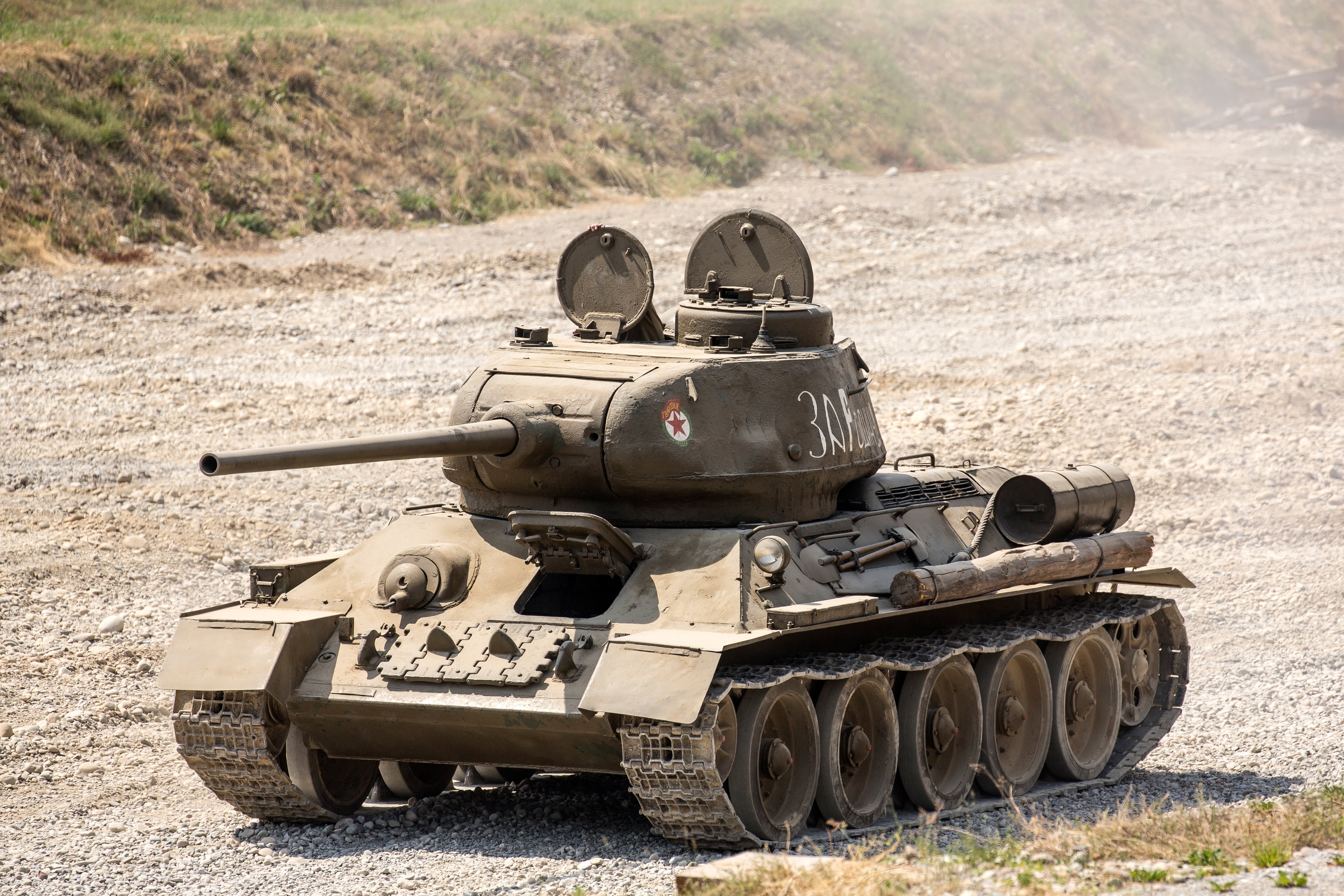 nature, tank, T-34-85, sunlight, military Land Vehicle, land Vehicle, outdoors, history, conflict, land, battlefield, field, army, military, average, Soviet, HD Wallpaper