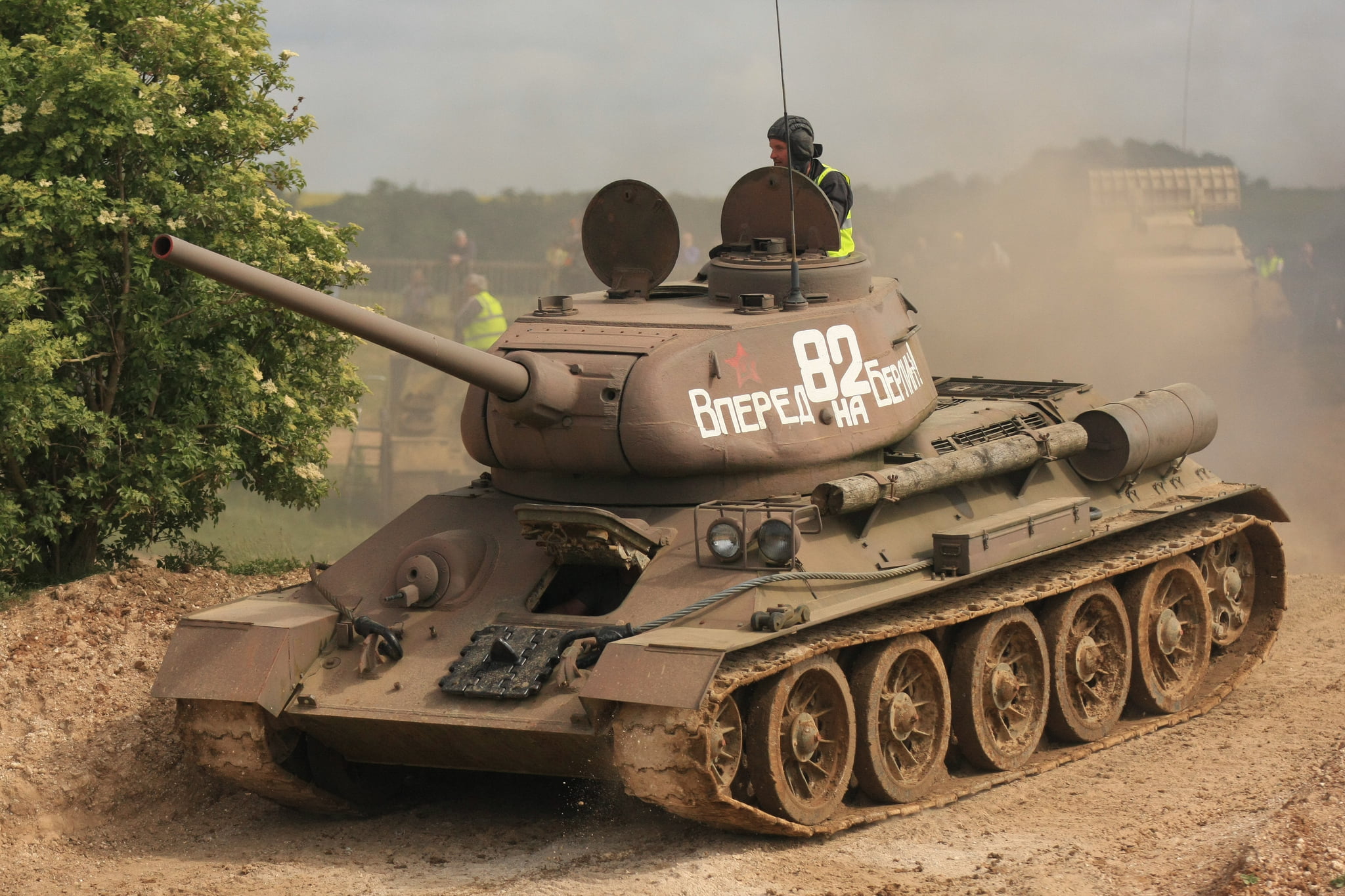 man, battle, real people, armored Tank, world War II, tree, brown, cannon, T-34-85, armed Forces, land vehicle, military Land Vehicle, history, power, russia, HD Wallpaper