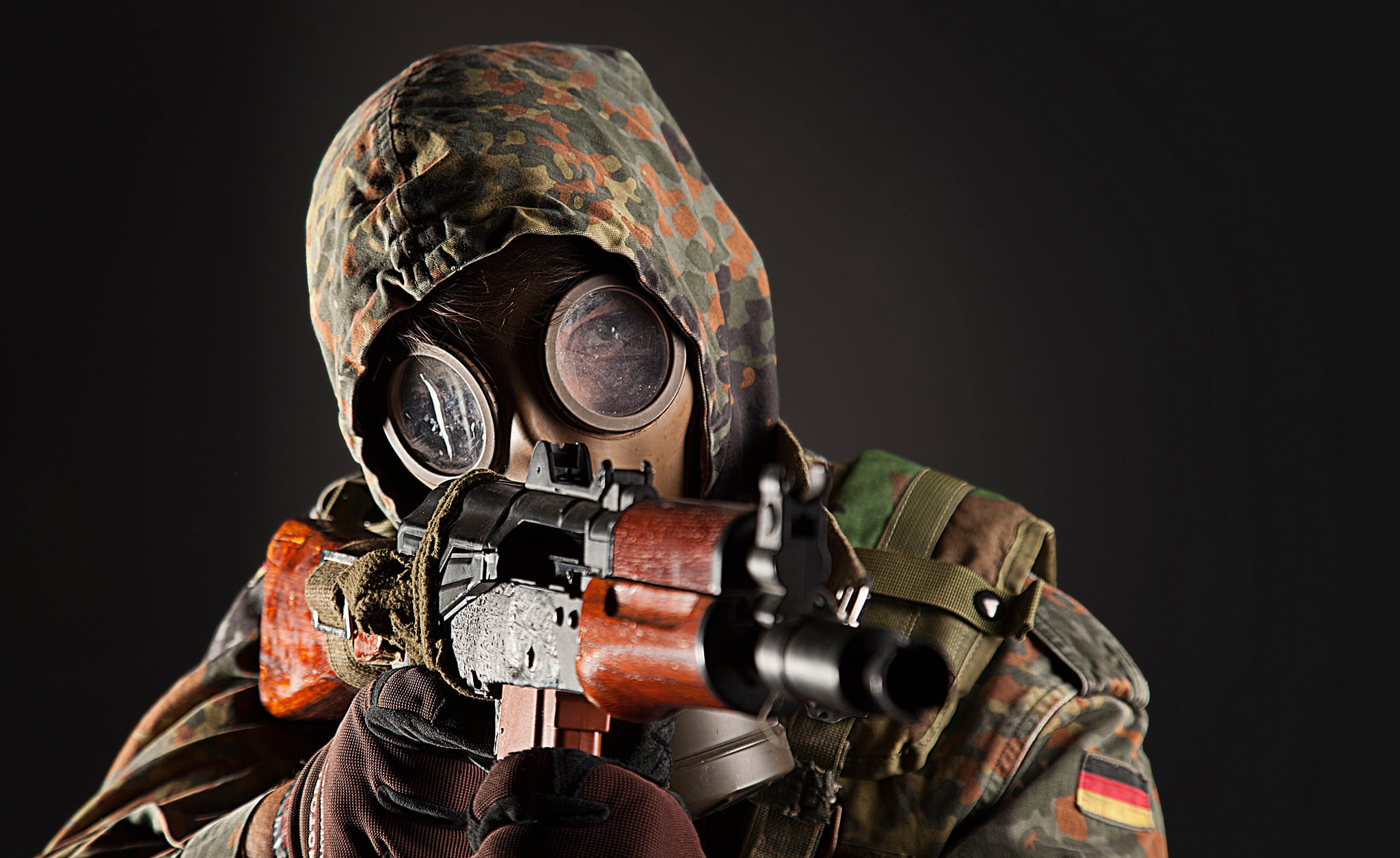 brown, weapons, armed forces, aggression, obscured face, safety, special forces, machine, headshot, 1080P, rifle, portrait, one person, gas mask, background, HD Wallpaper