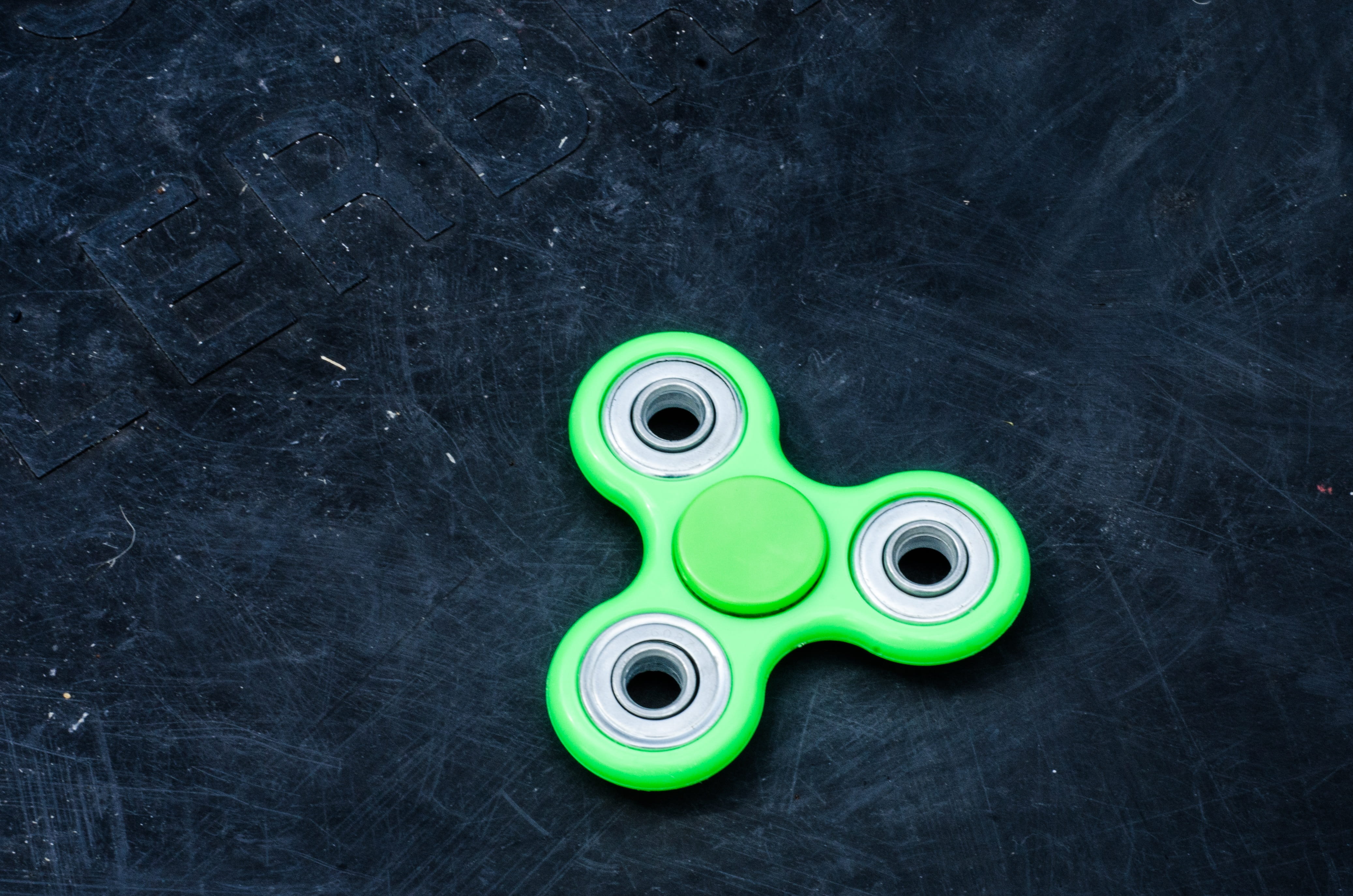 studio shot, side by side, focus, hobby, shape, trend, fun, directly above, table, kids, green, roller, meditation, art and craft, 4K, blade, Fidget, still life, HD Wallpaper