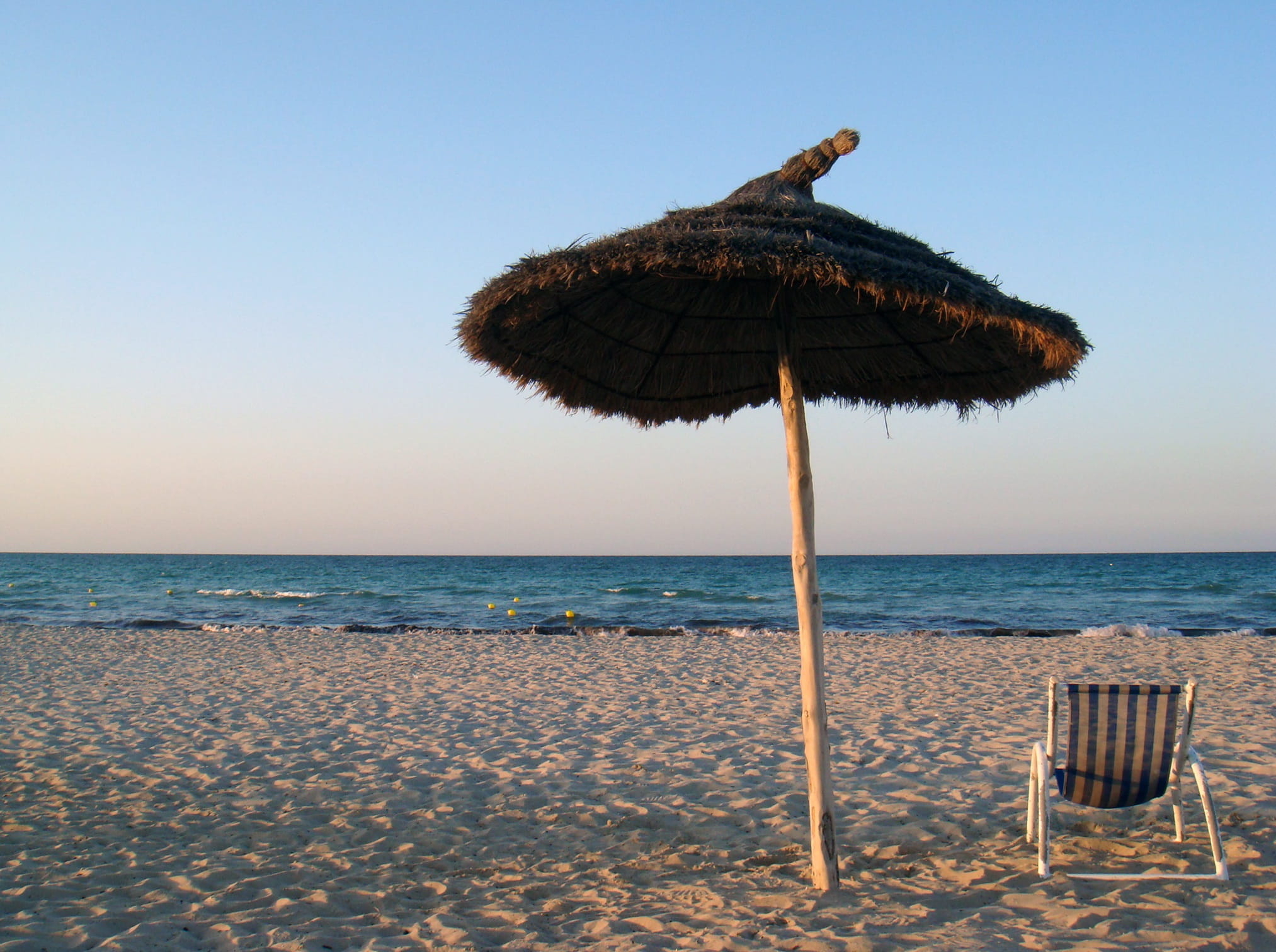 horizon, tropical Climate, tourist Resort, umbrella, shade tree, Wave, body, Sand, clear sky, sand, tranquility, outdoors, travel, relaxation, beaches, HD Wallpaper