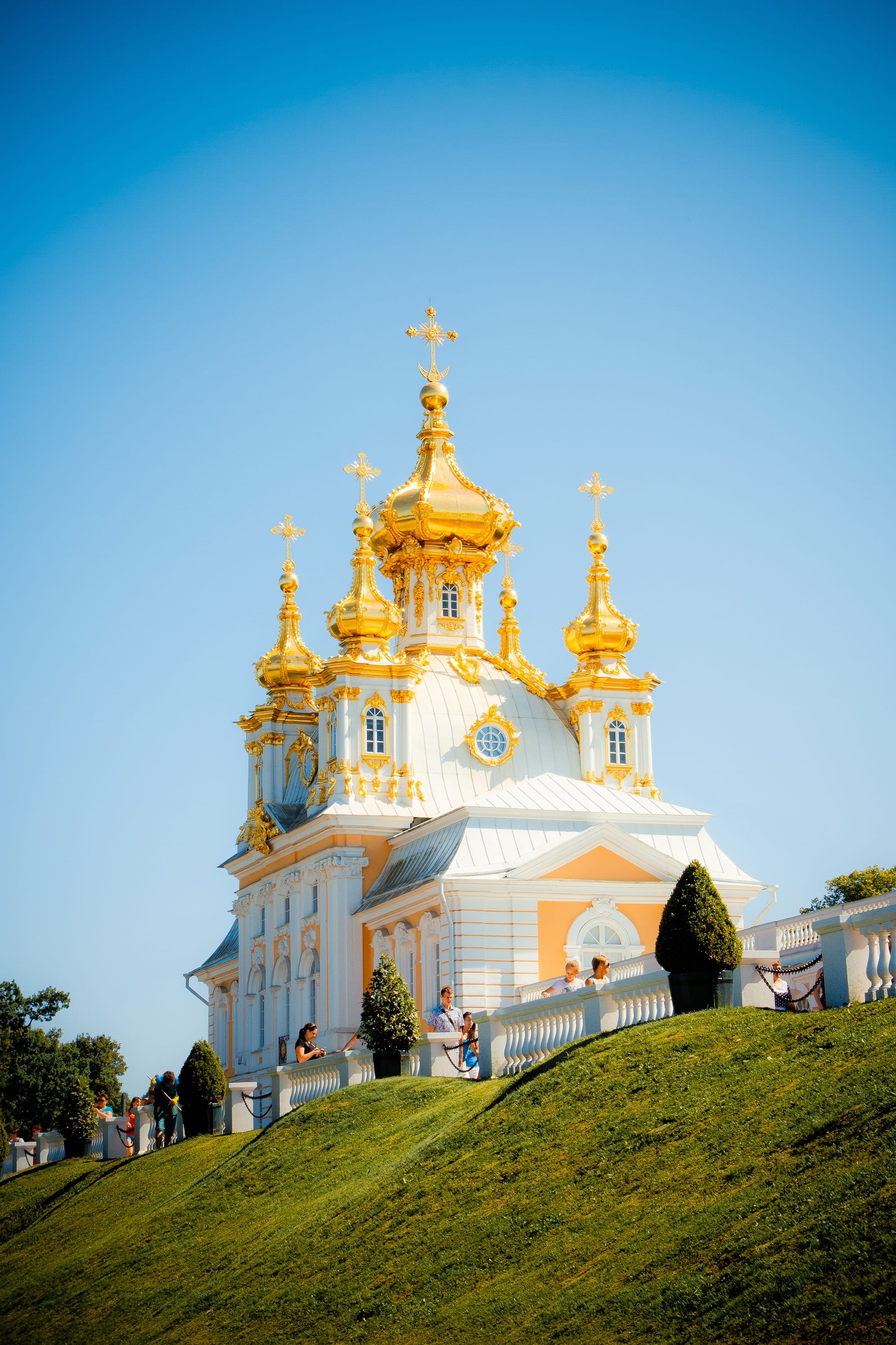 Peterhof, traditional, the church of peter and paul, 2K, low angle view, Church, orthodoxy, plant, incidental people, blue, religion, magnificence, history, Phone HD Wallpaper