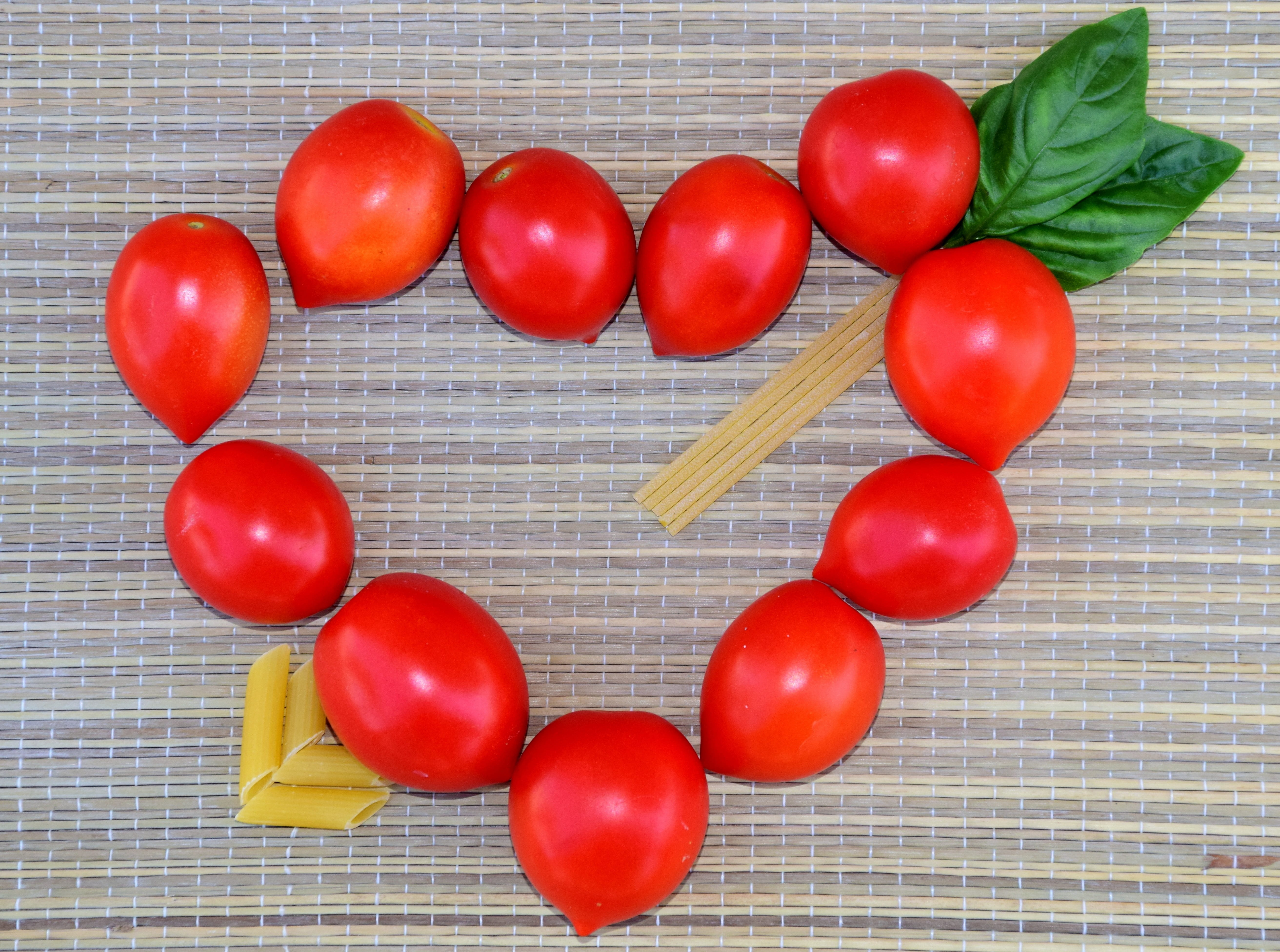 tomatoes, shaped, arrangement, food and drink, arrow, pasta dish, spaghetti, arrow in the heart, directly above, mediterranean cuisine, maraconi, close-up, HD Wallpaper