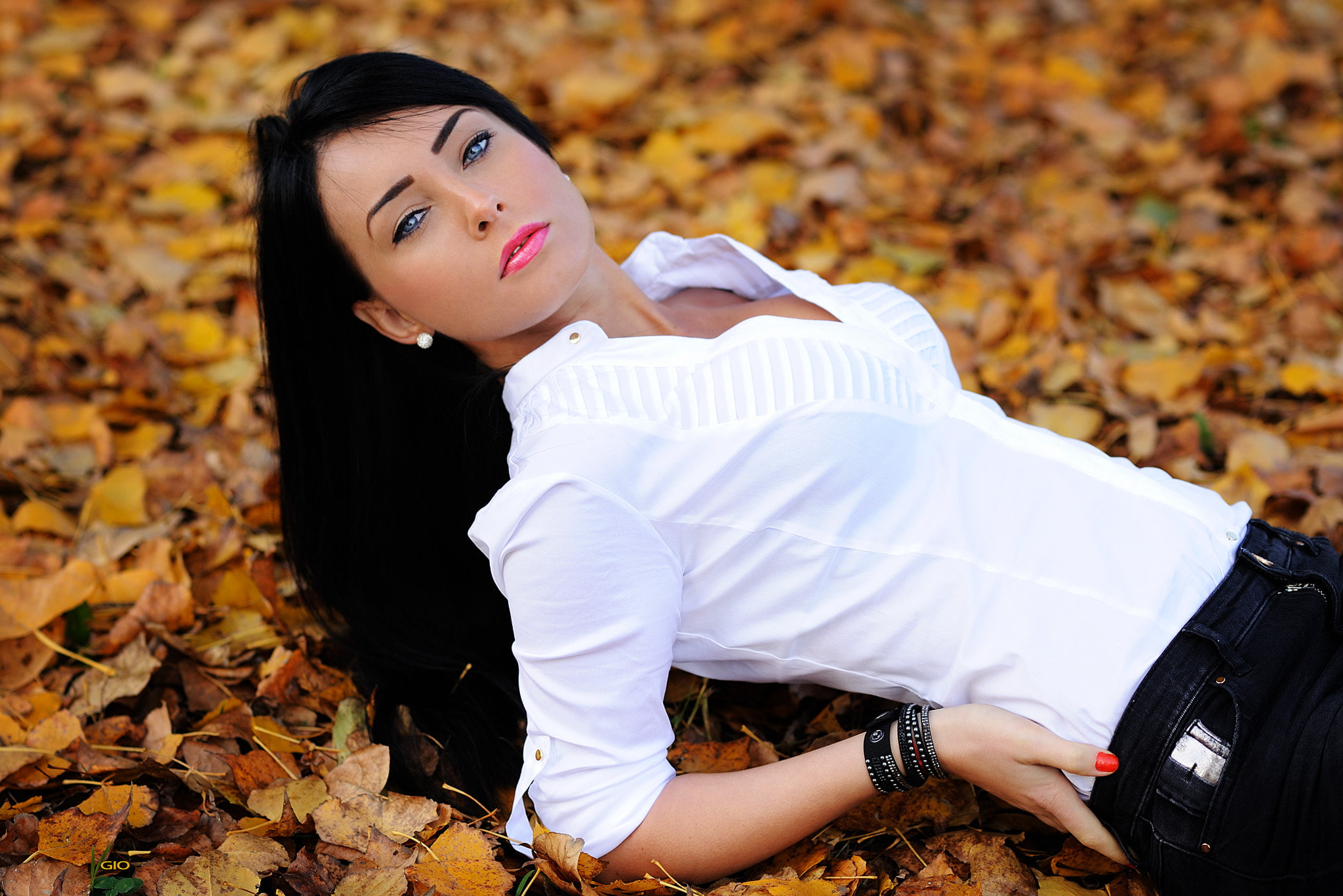 leaves, Giovanni Zacche, leisure activity, autumn, real people, focus on foreground, 500px, makeup, hairstyle, outdoors, beautiful woman, front view, young adult, HD Wallpaper