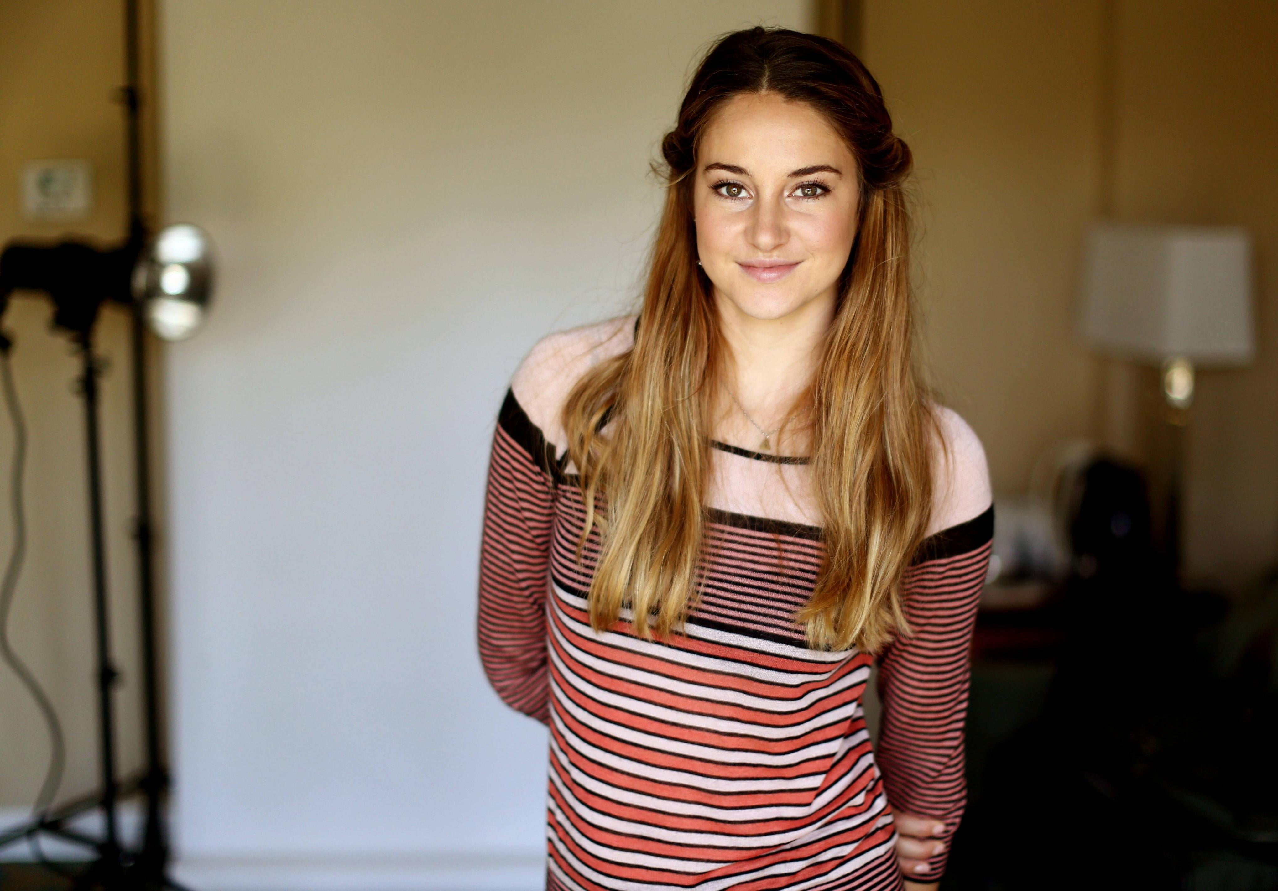 portrait, sleeved, one person, hair, happiness, shirt, 4K, hairstyle, front view, beautiful woman, waist up, s, Shailene Woodley, women, adult, beauty, HD Wallpaper